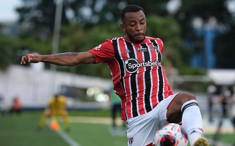 Lateral Junior Tavares é internado com tumor no cérebro em