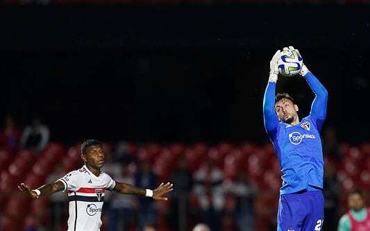 Goleiro do São Paulo, Rafael conquista tetra da Copa do Brasil e iguala  recorde de Zinho e Roger Machado