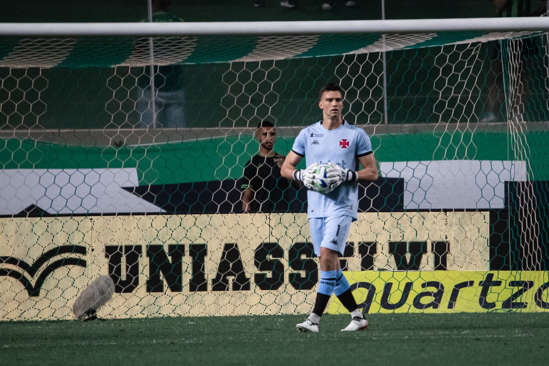 Léo Jardim, do Vasco, se torna o segundo goleiro com mais defesas no  Brasileirão - Lance!