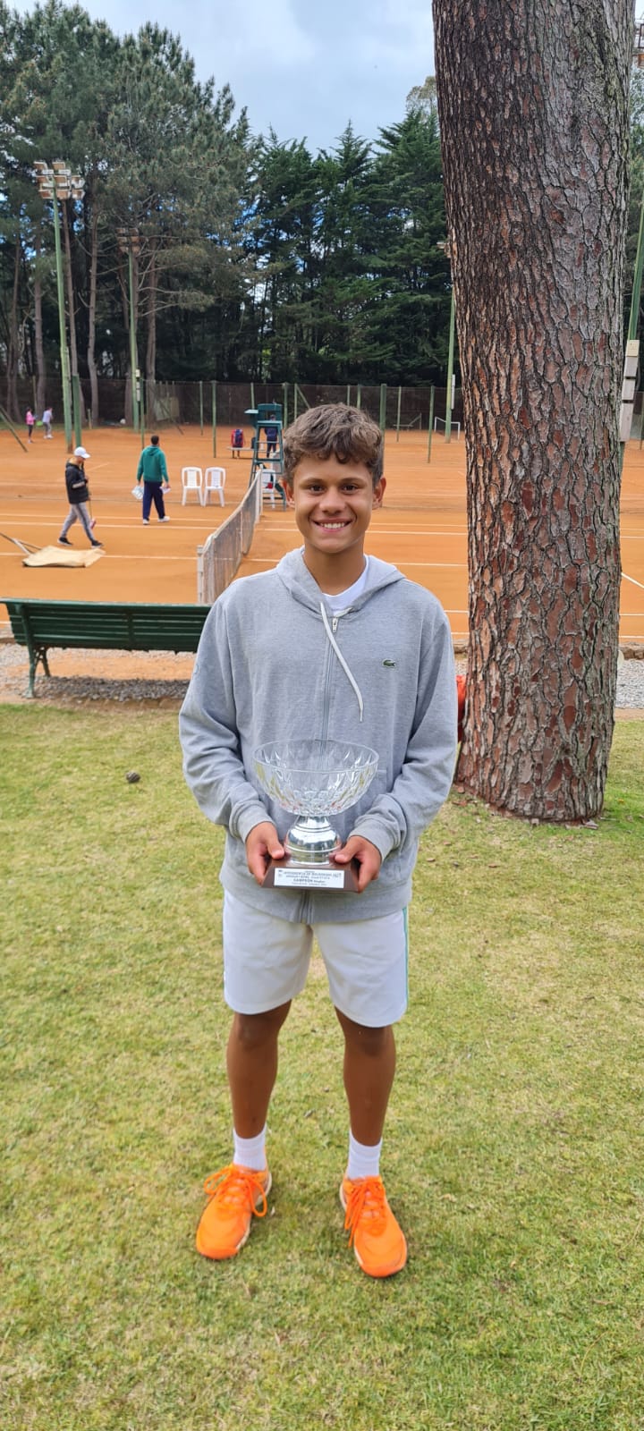 Atleta catarinense e jovem talento de 13 anos vencem na estreia do ADK  Juniors Cup - 14ª Copa Santa Catarina de Tênis - em Itajaí (SC)