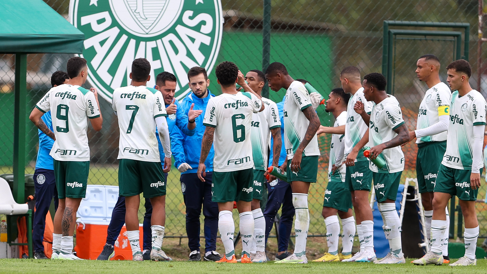 Nova joia? Pedro Felipe, zagueiro da base do Palmeiras, possui