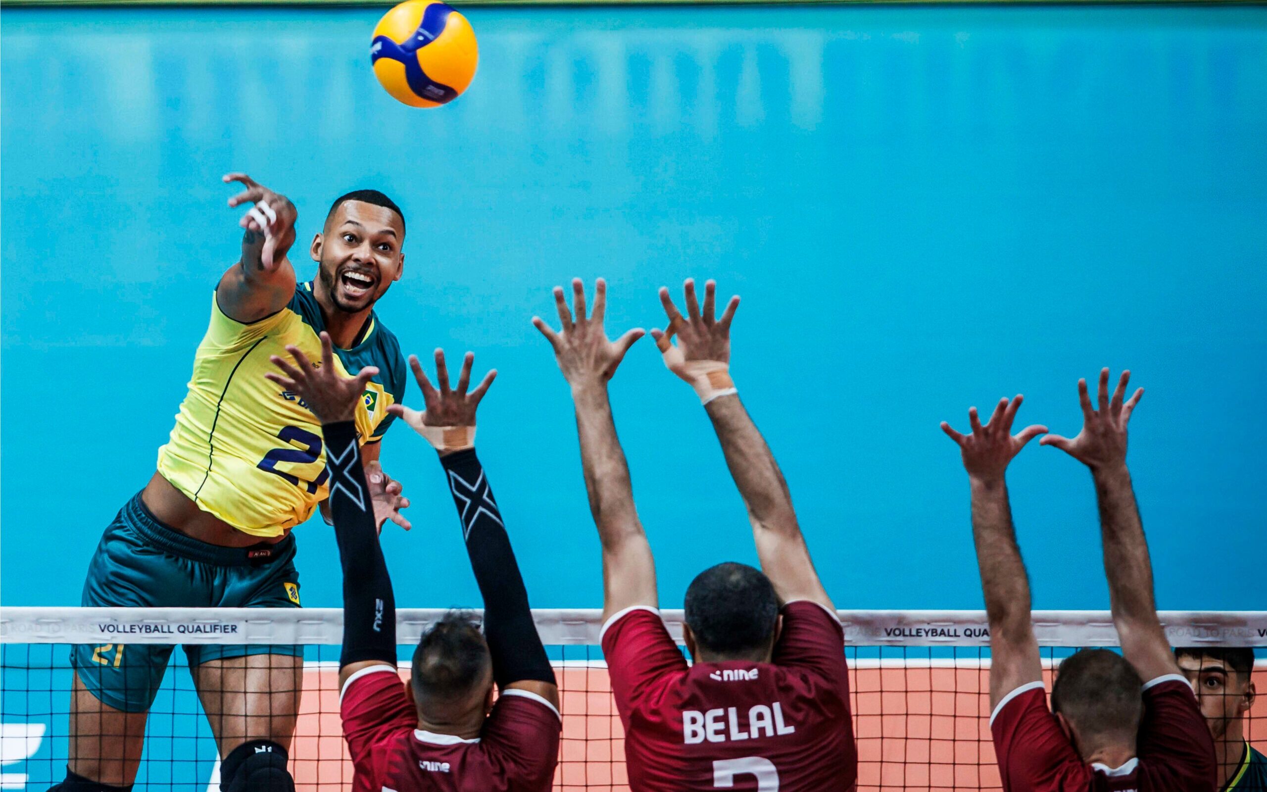 Como é que se diz isto em Inglês (EUA)? Does he plays volleyball