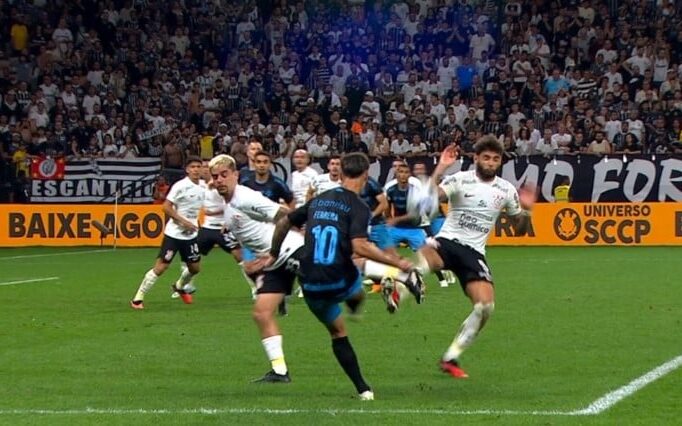 Repórter conta tumulto com membro do Corinthians na Arena do Grêmio