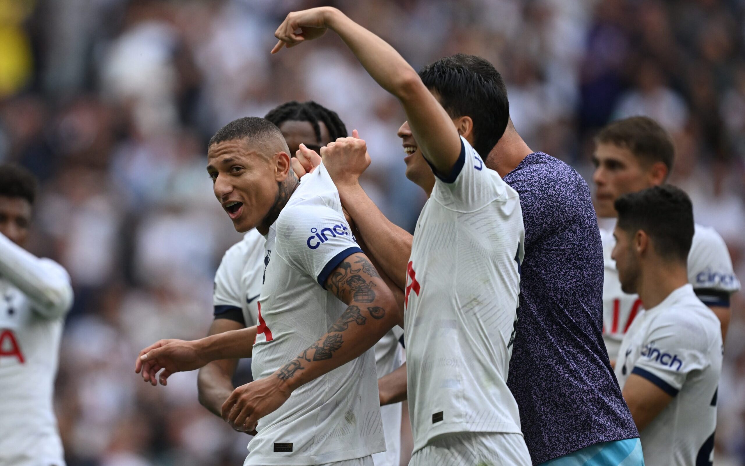 Premier League: Tottenham vence Luton com 1 a menos e assume liderança