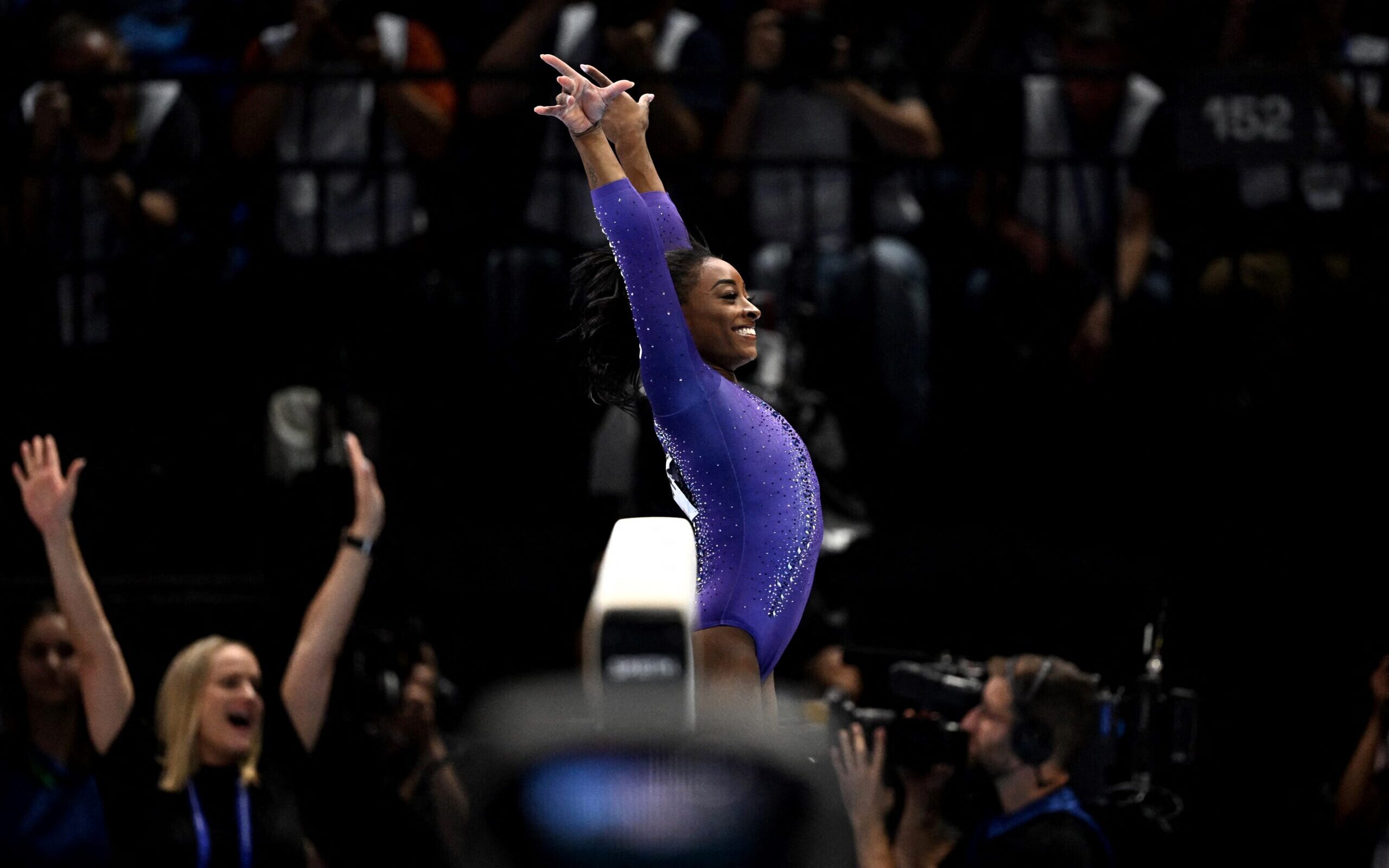 Rebeca Andrade e Simone Biles dançam juntas na festa do Mundial de