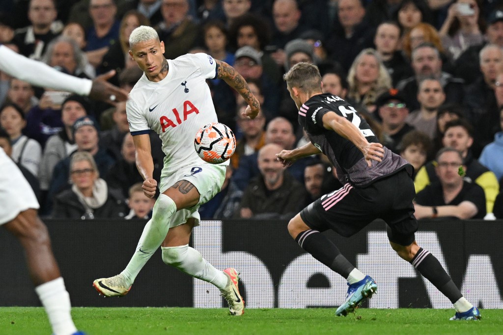 Inglês: Tottenham goleia e entra na zona de classificação da