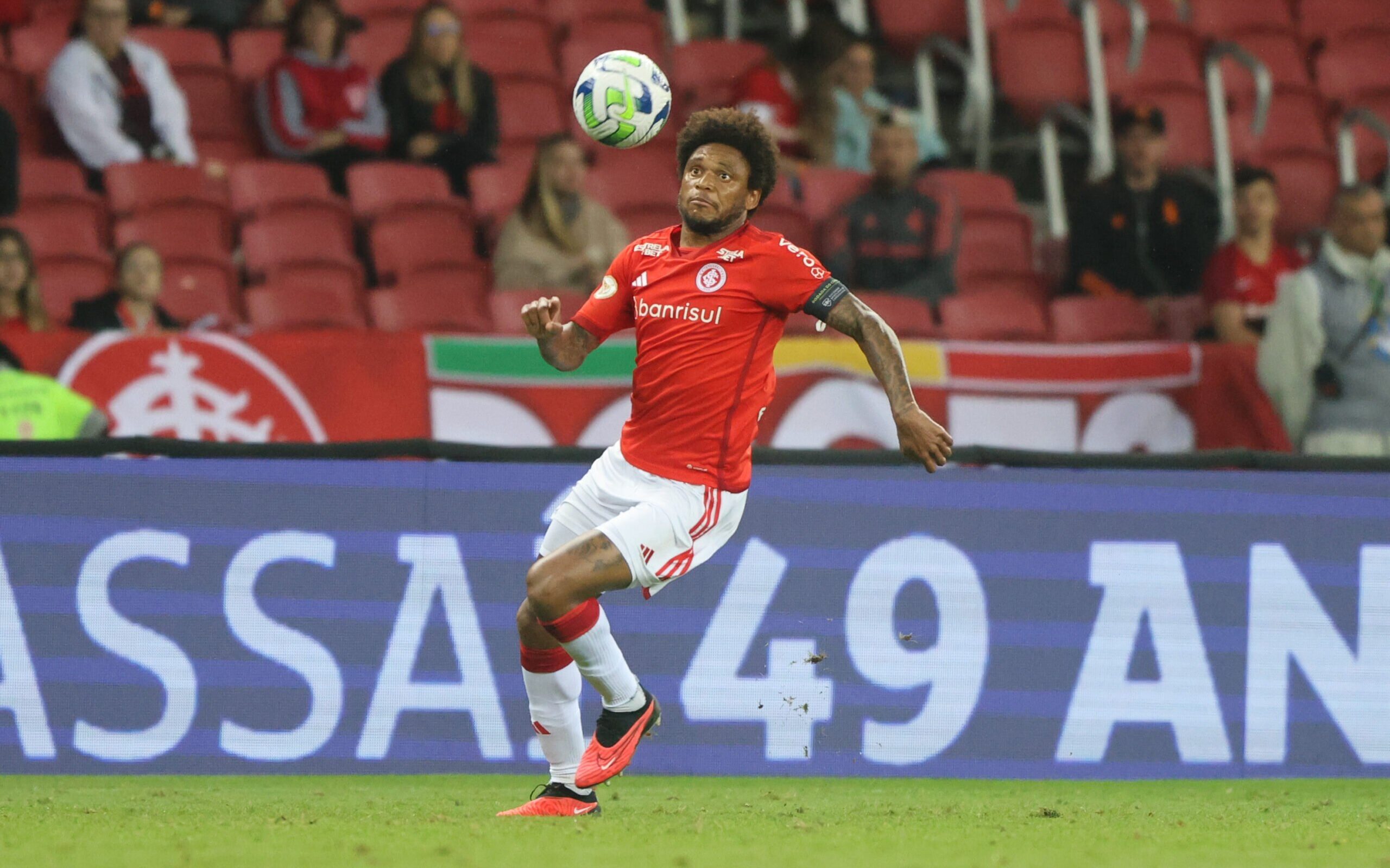 Inter negocia retorno do centroavante Luiz Adriano ao Beira-Rio