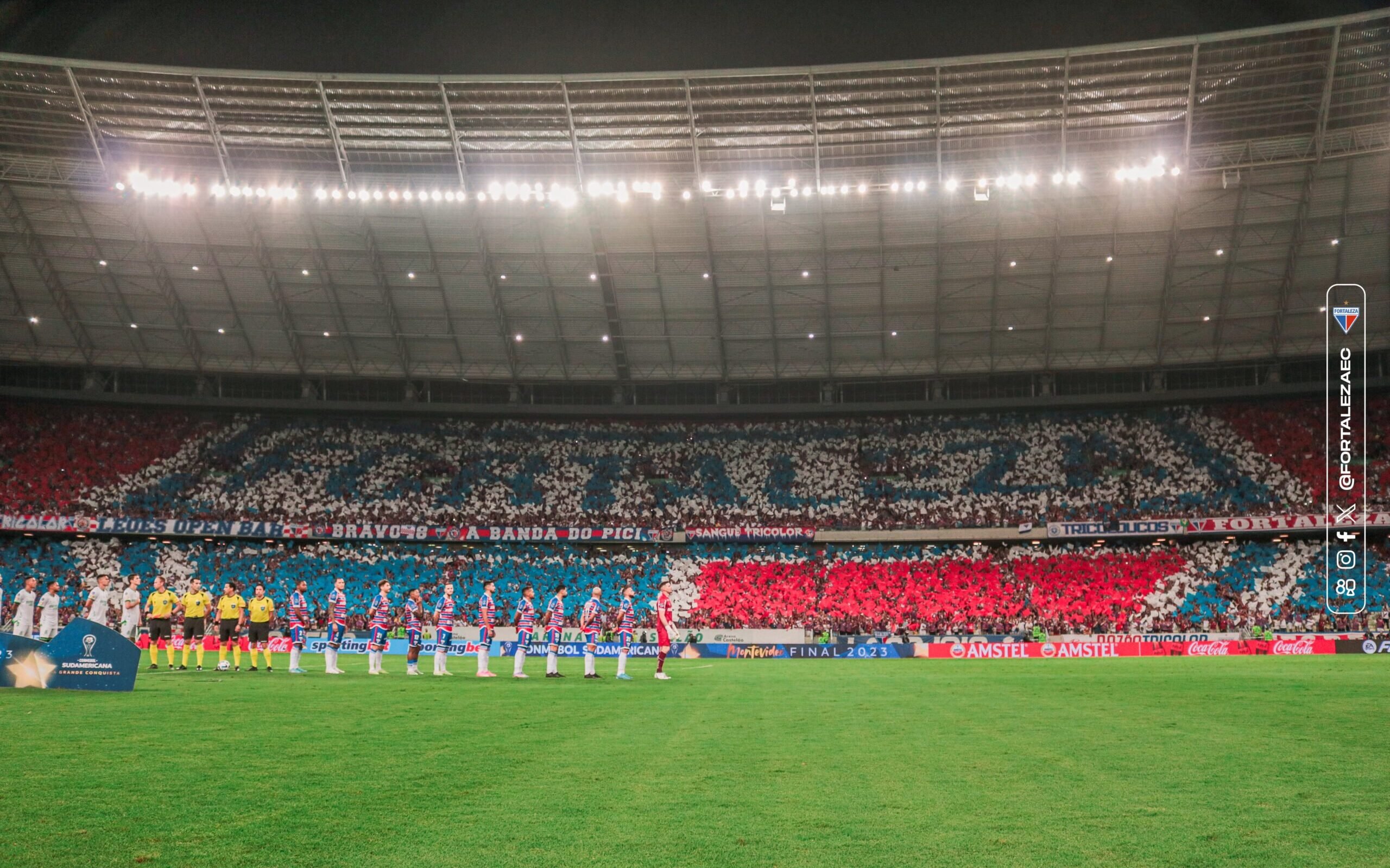 Torcida do Fortaleza faz festa em jogo da Libertadores na Arena