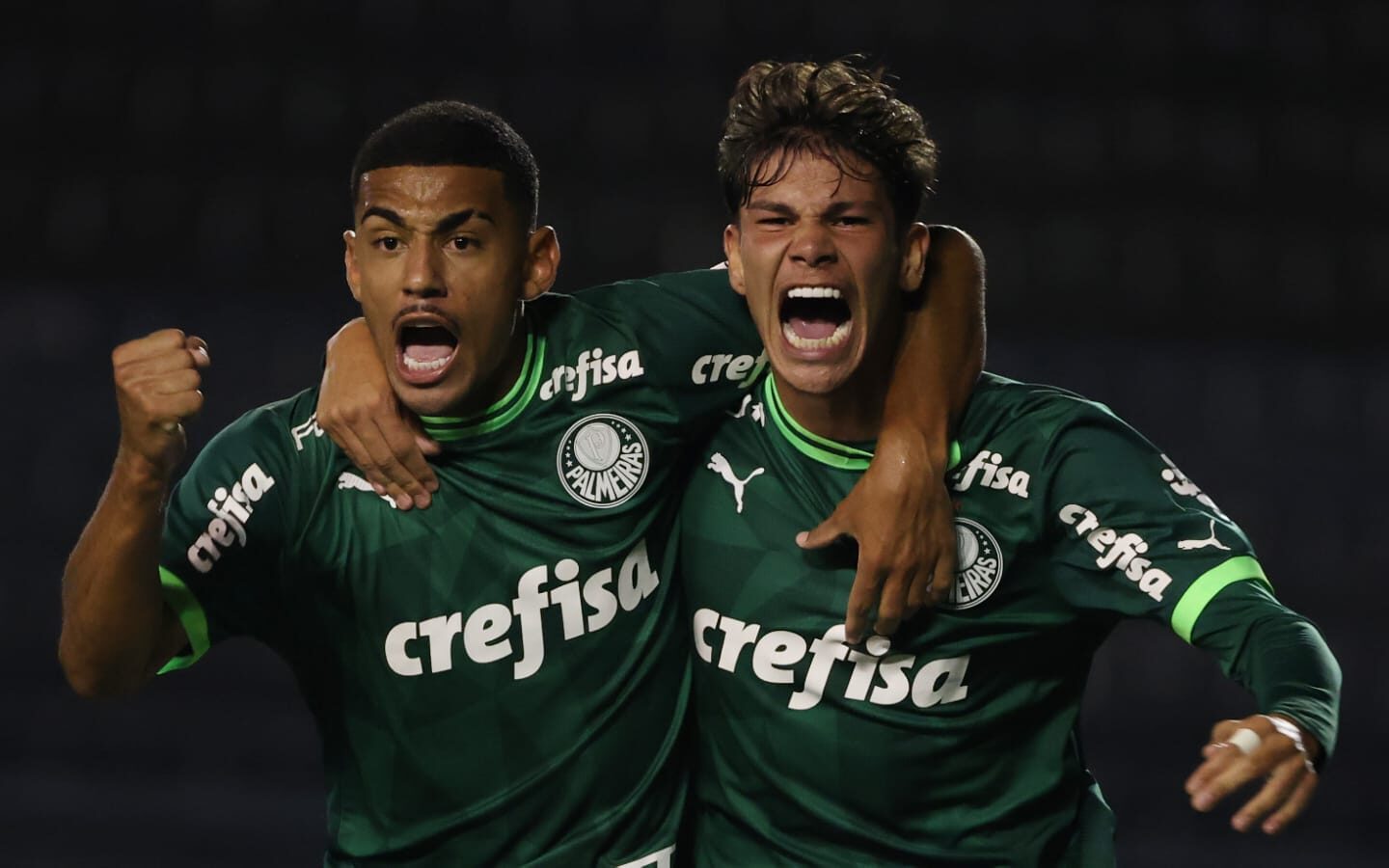 Corinthians vence o Palmeiras e larga na frente na semifinal do