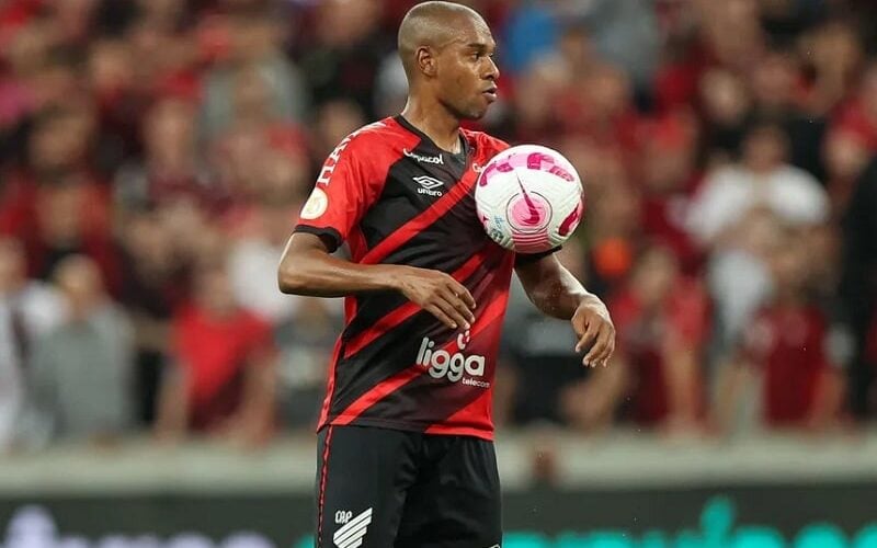 Wesley Carvalho quer aproveitar chance no Athletico; conheça o técnico