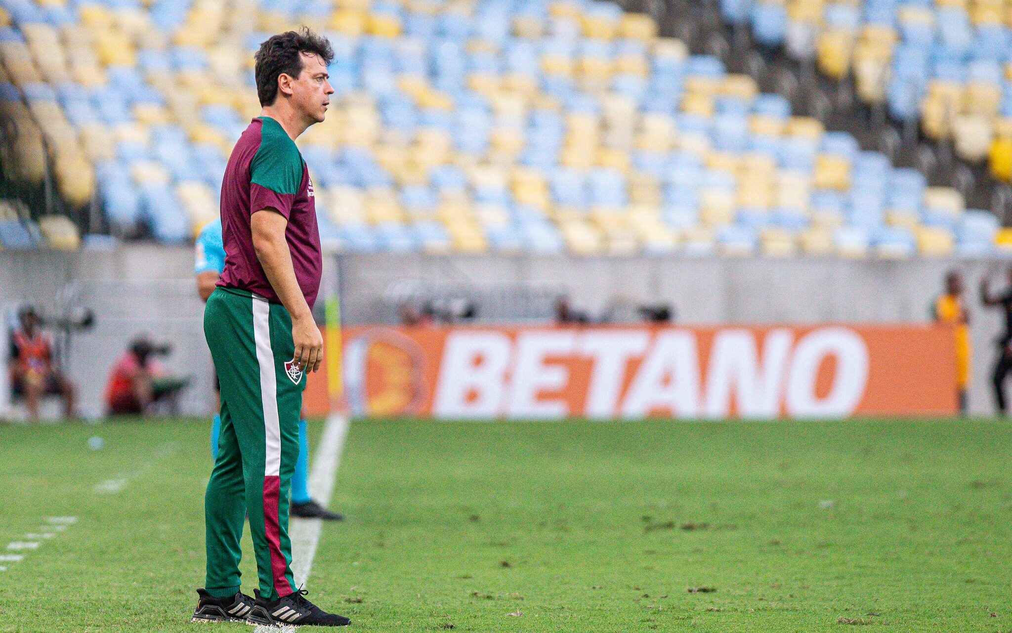 Jogador de futebol inglês se recupera depois de sofrer parada