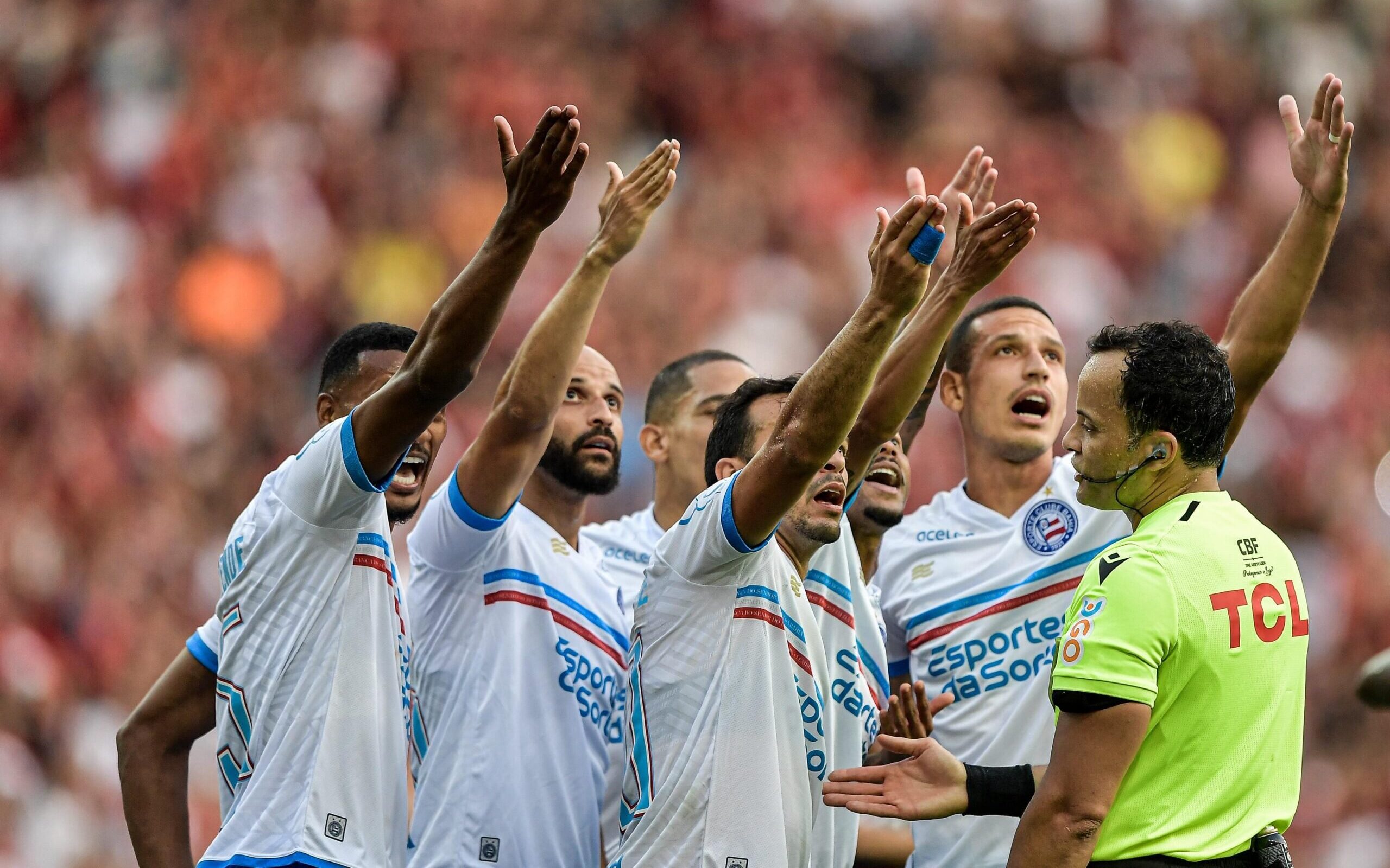 Jogadores do Bahia analisam a derrota e reclamam da arbitragem no