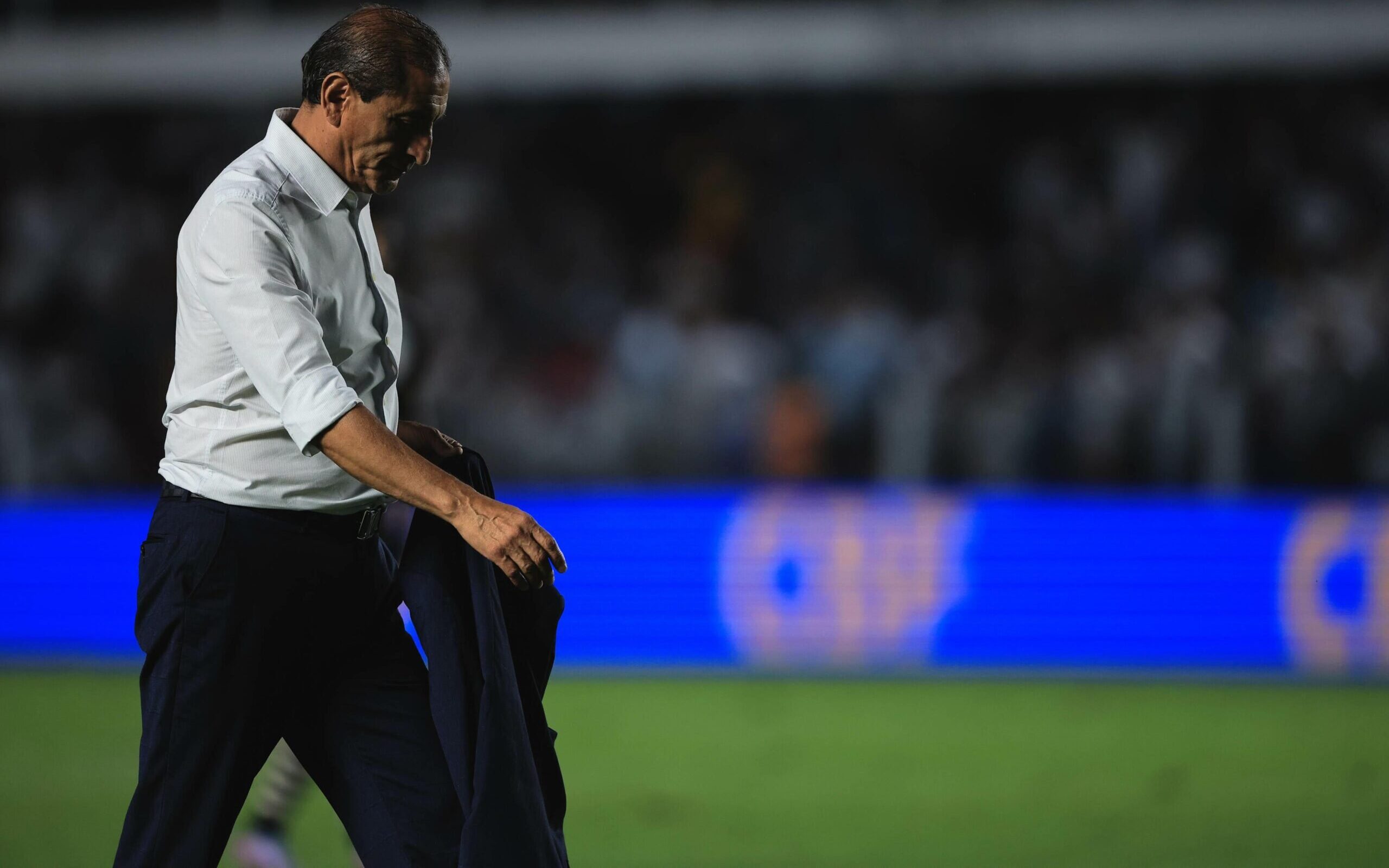 Jair, do Vasco, é punido com quatro jogos de suspensão por expulsão contra  o Bahia