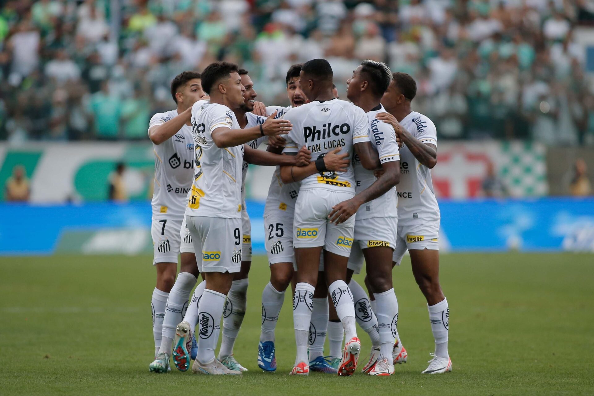 Palmeiras bate Santos no fim e larga na frente na final do