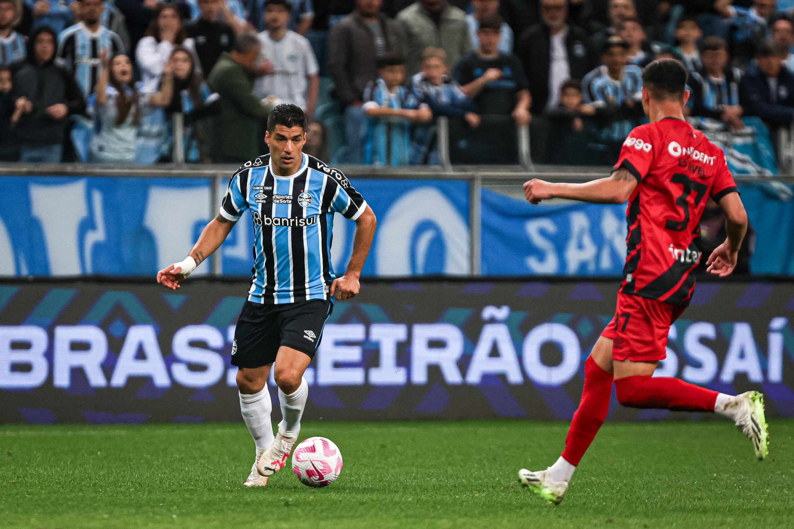 Athletico-PR consegue virada no fim e vence o Grêmio fora de casa pelo  Brasileirão - ISTOÉ Independente