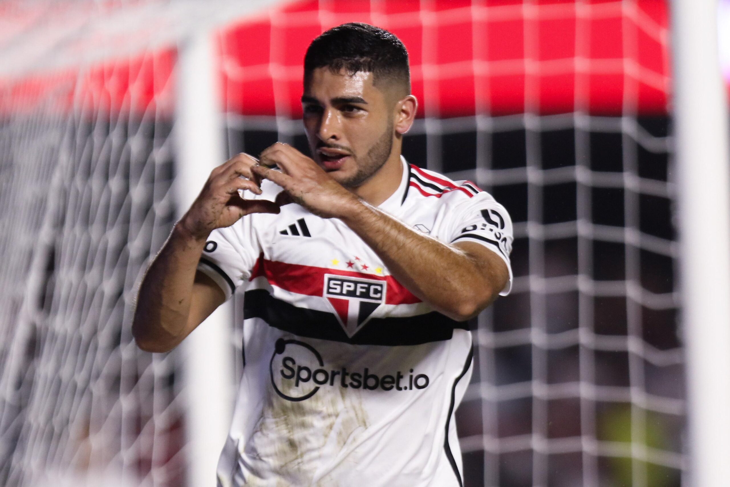 Wesley atuando contra o Grêmio pelo Brasileirão