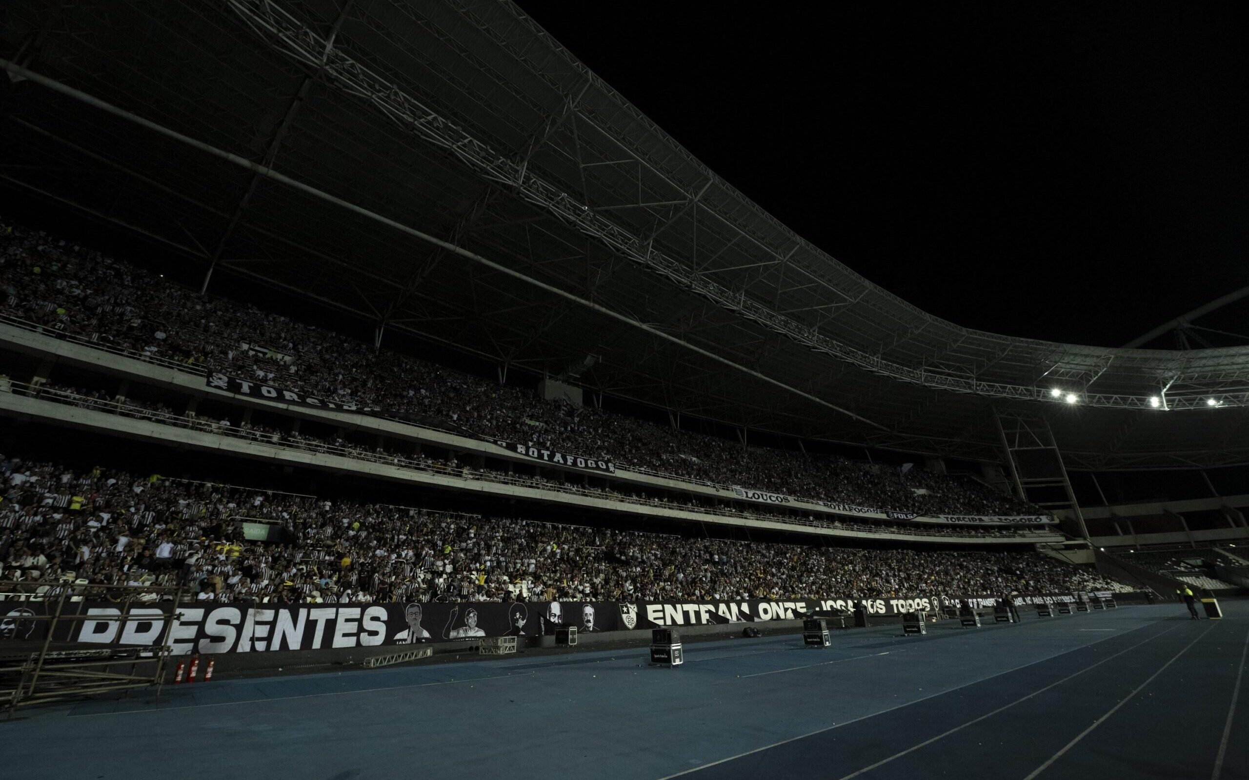 Bola No Lance Inicial De Um Jogo Do Futebol Ou De Futebol Luz