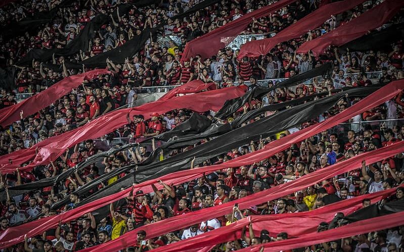 Torcedores do Flamengo fazem filas na Gávea em busca de ingressos gratuitos  para jogo contra o Corinthians pela Libertadores - Diário do Rio de Janeiro