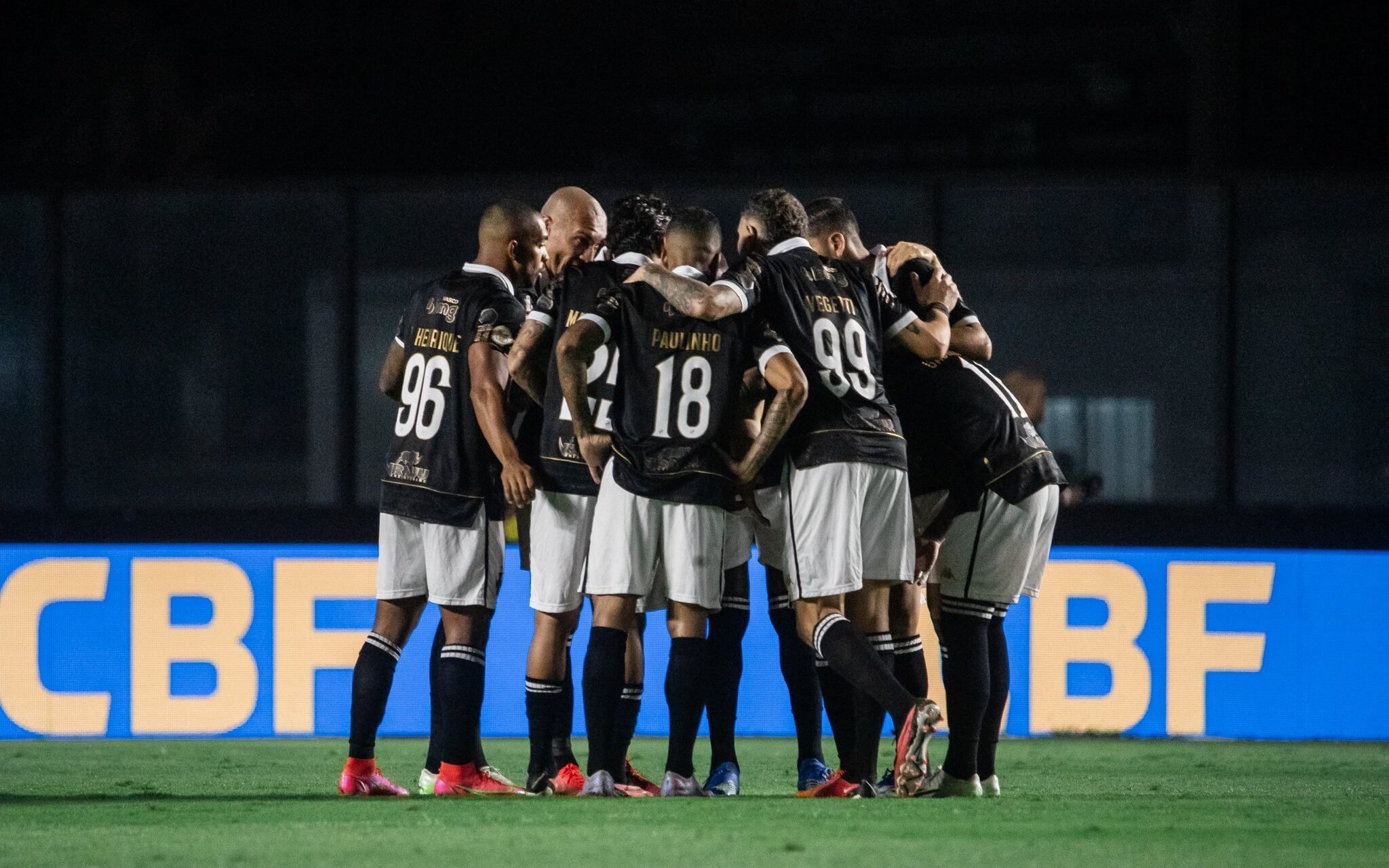 Jair, do Vasco, é punido com quatro jogos de suspensão por expulsão contra  o Bahia