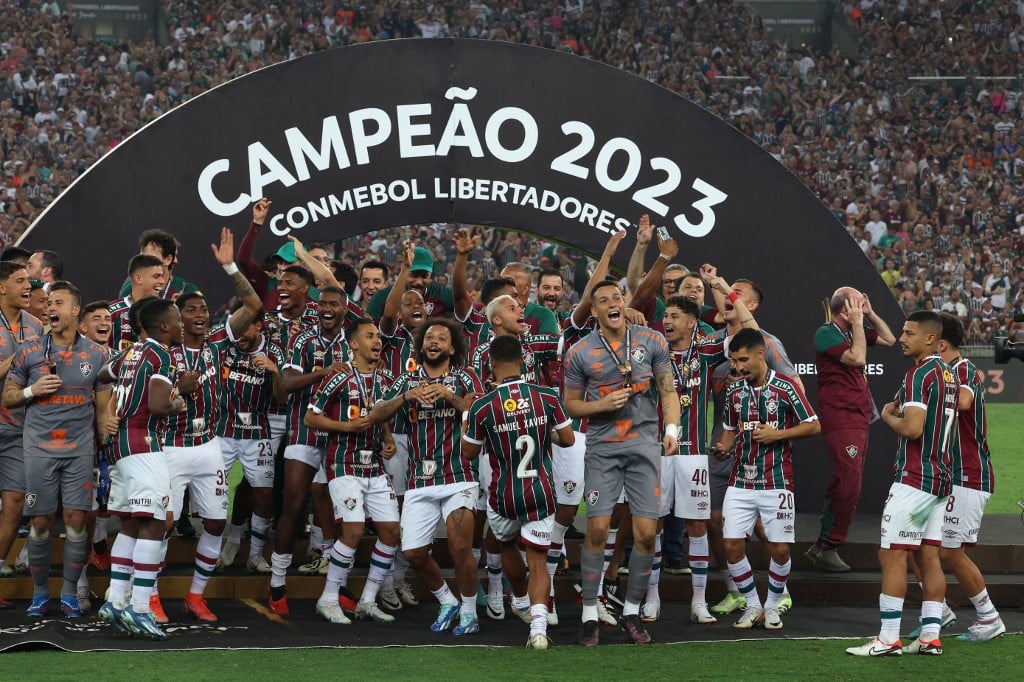 Fluminense põe faixa Campeão Mundial 1952 no Maracanã em