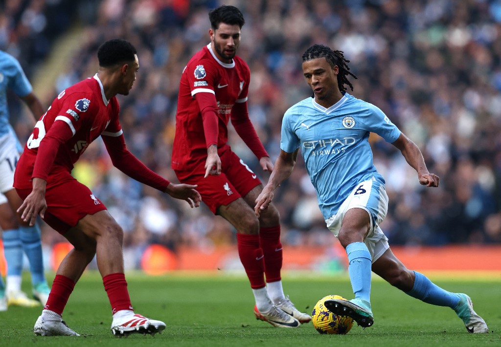 Clássico termina empatado, Chelsea sofre goleada, Arsenal alcança a  liderança Os resultados do dia na Premier League - Lance!