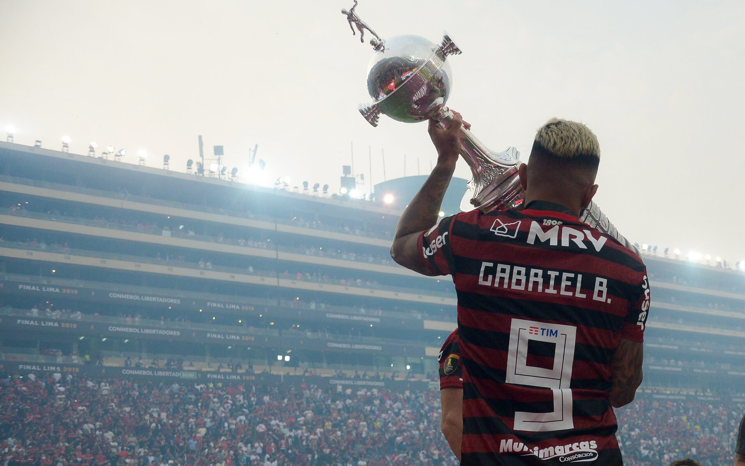 Flamengo vence o Bragantino, volta ao G-4 e mantém briga por título do  Brasileirão - Lance!