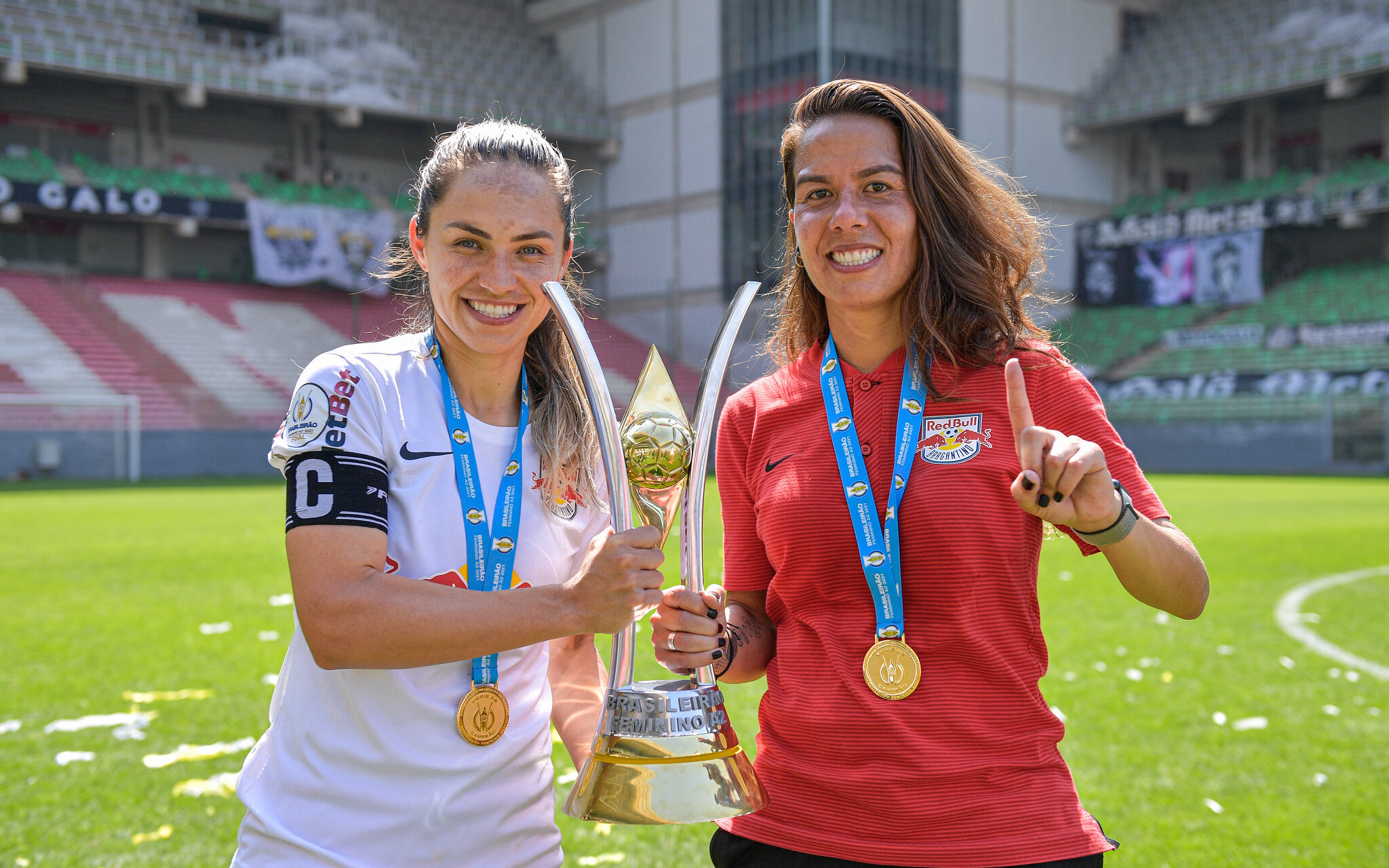 Fãs de futebol feminino americano em um estádio da copa do mundo apoiando a  equipe nacional