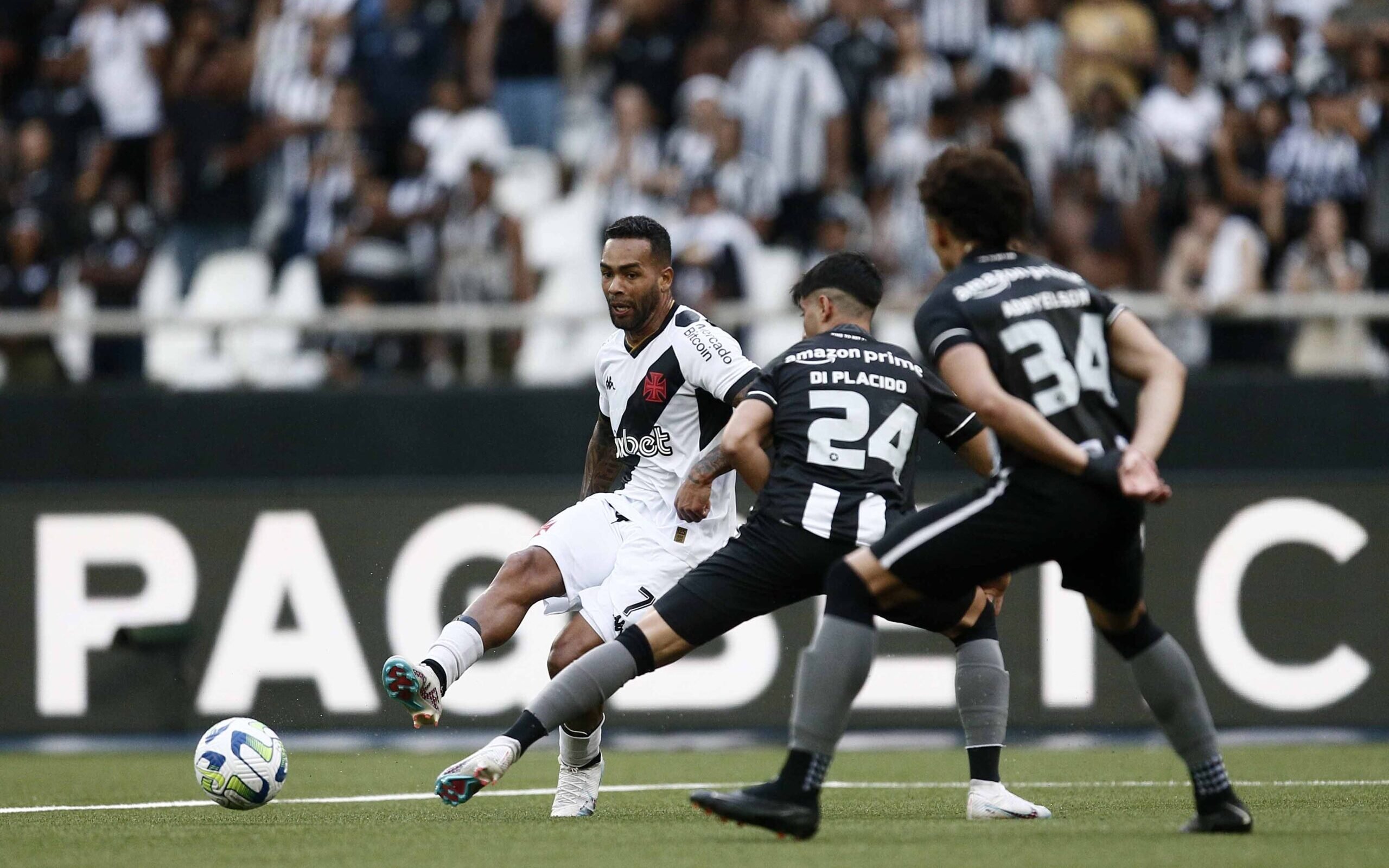 Em jogo épico, Palmeiras vira sobre o Botafogo e põe fogo no