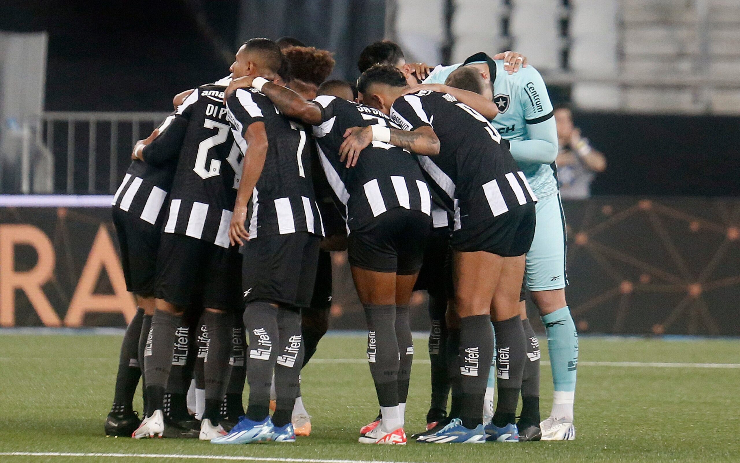 Jogadores do Botafogo ficam na bronca com árbitro por encerrar jogo antes  de falta e geram confusão; veja! - Lance!