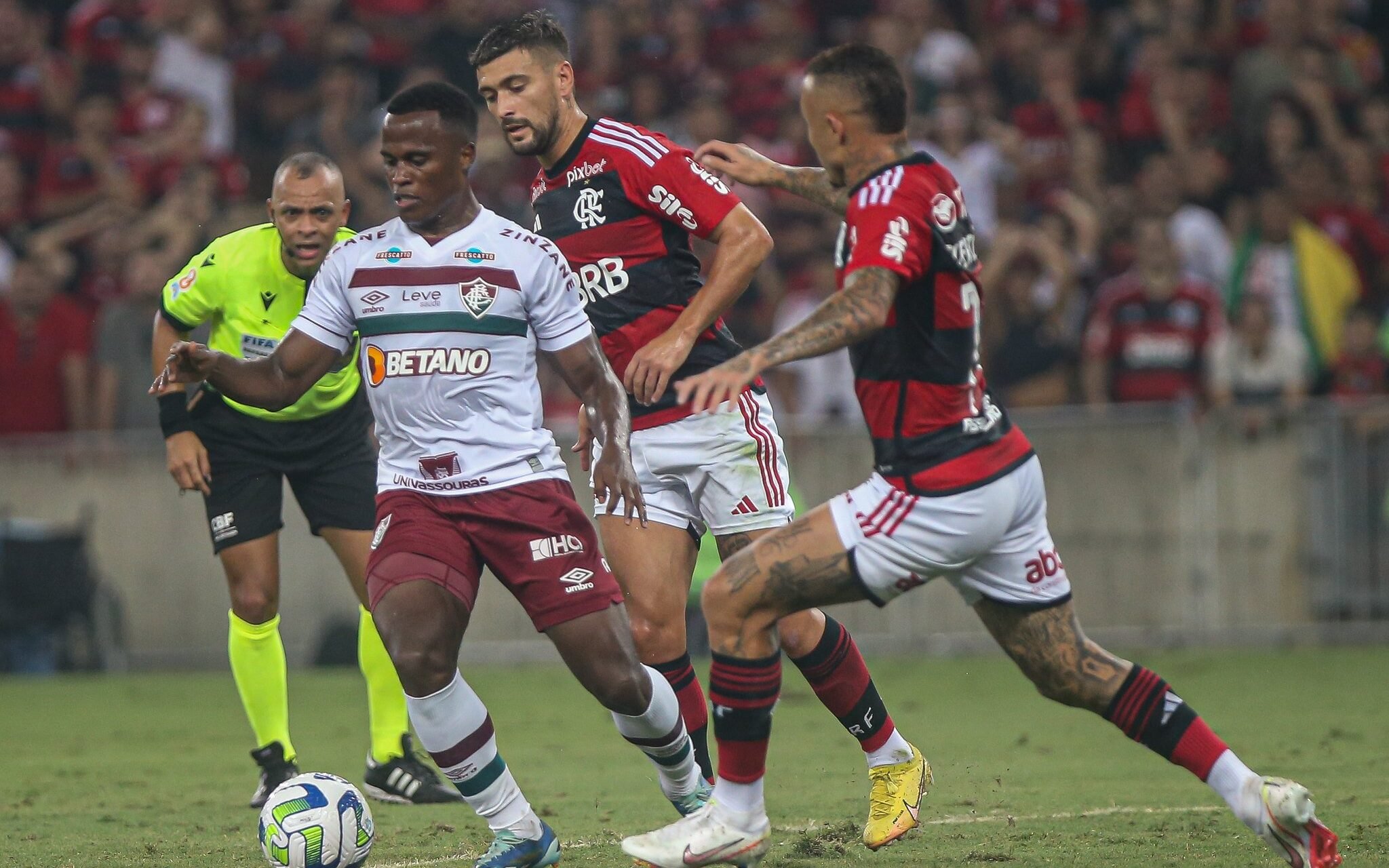 Flamengo quer manter supremacia contra Fluminense, que busca