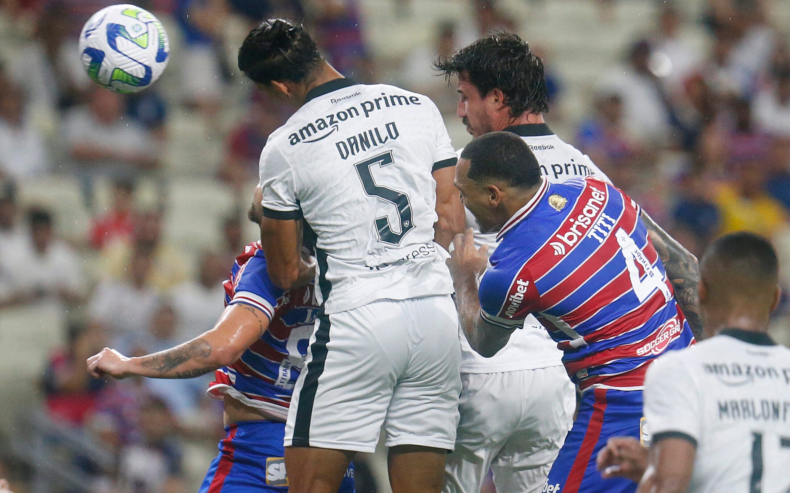 Jogadores do Botafogo ficam na bronca com árbitro por encerrar jogo antes  de falta e geram confusão; veja! - Lance!