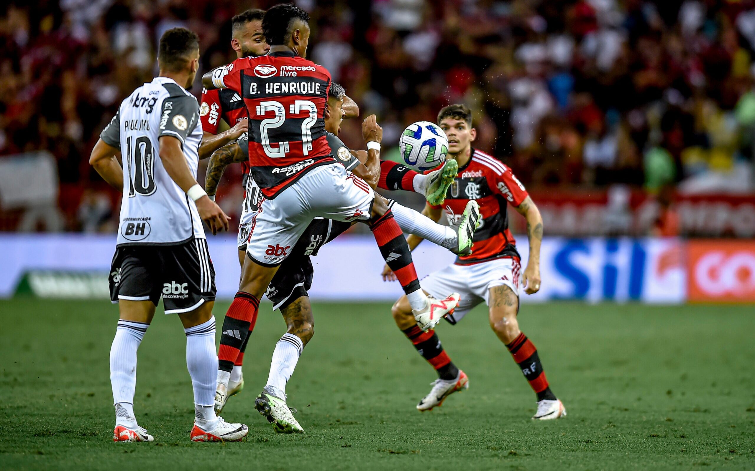 Atlético atropela o Flamengo no Maracanã e entra de vez na briga