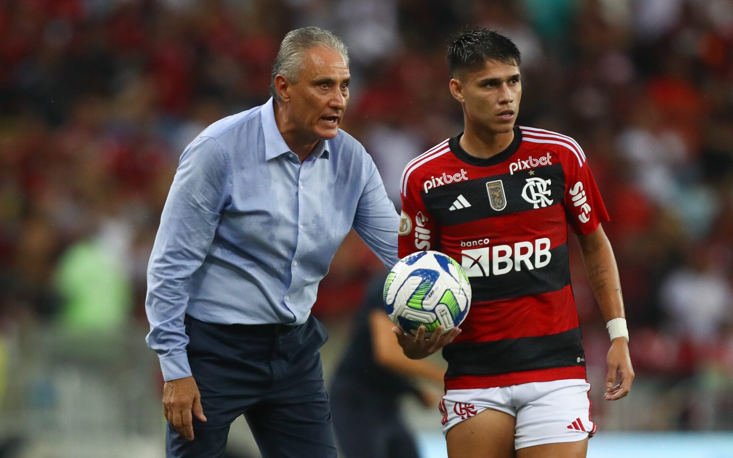 Com dois de Pedro, Flamengo bate o Palmeiras no Maracanã e entra de vez na  briga pelo título do Brasileirão