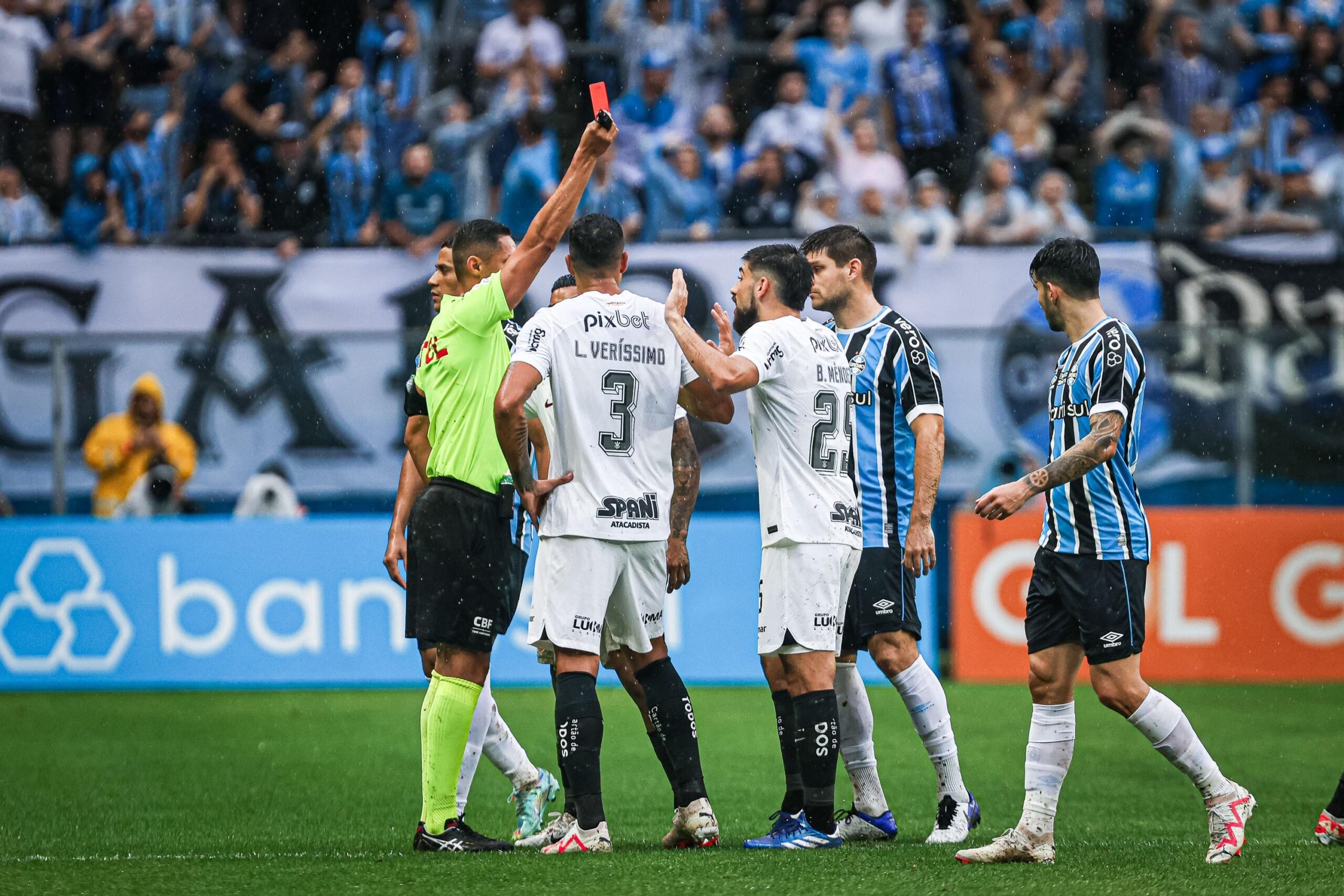 Corinthians e Grêmio fazem jogo com 2 viradas e empatam no duelo com mais  gols do Brasileirão - Jogada - Diário do Nordeste