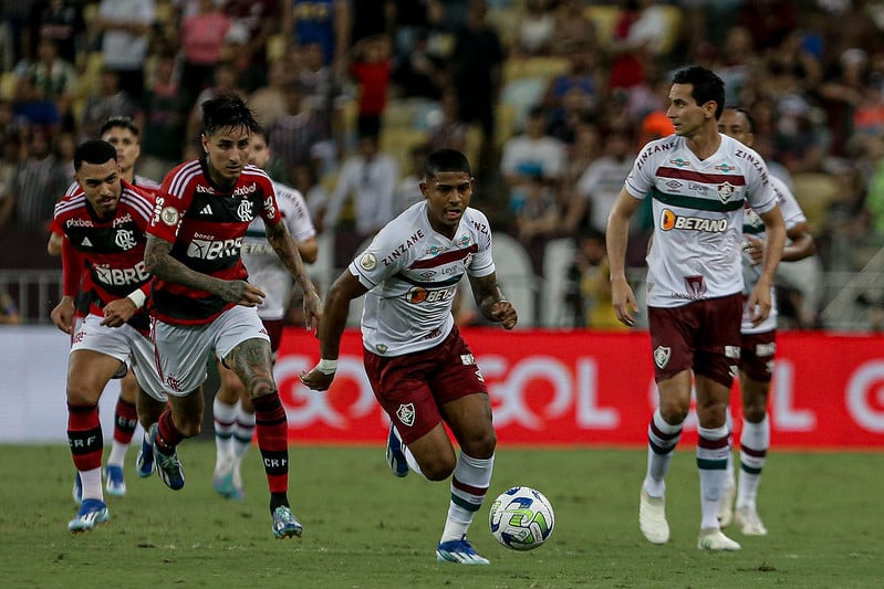 Flamengo e Fluminense fazem clássico de tempos distintos e empatam