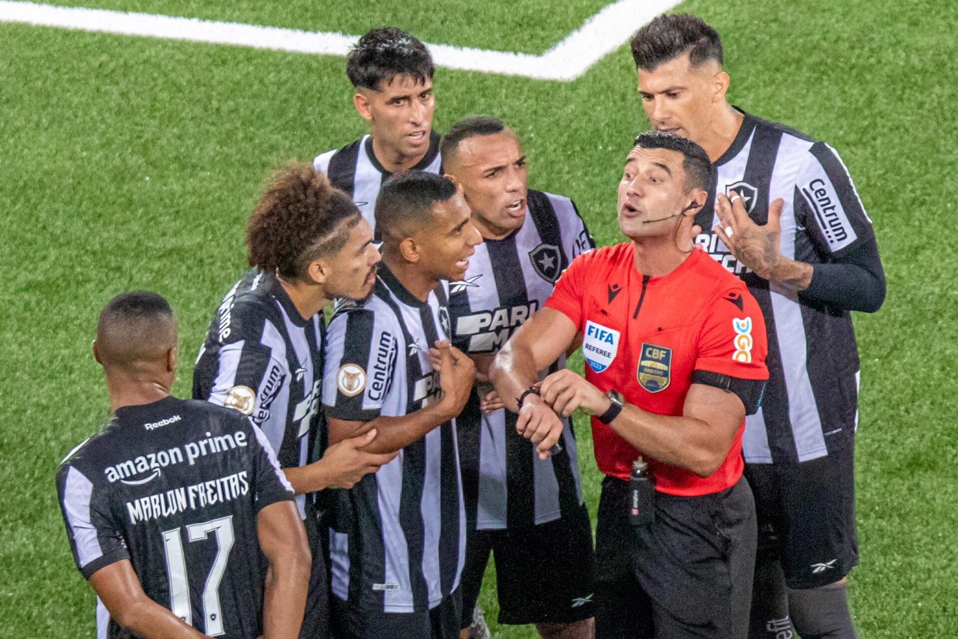 John Textor nega que tenha se arrependido de algum reforço do Botafogo e  culpa tradução: 'mantenho todos os jogadores contratados' - Esporte News  Mundo