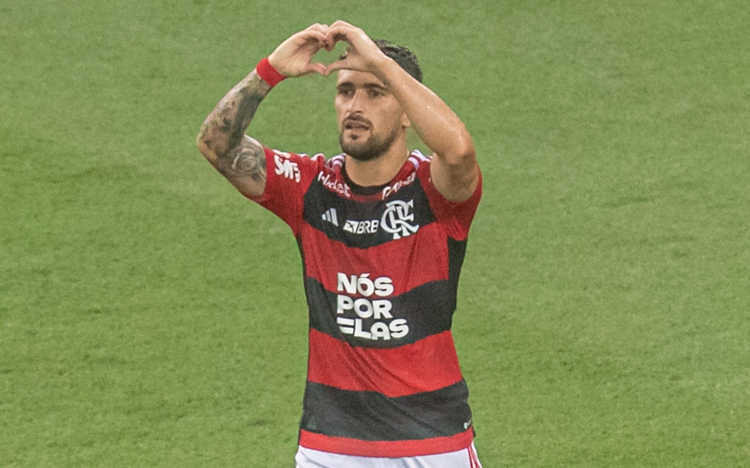 Valor da nova camisa do Flamengo recebe críticas de torcedores na web: 'Vem  com o Arrascaeta?' - Lance!