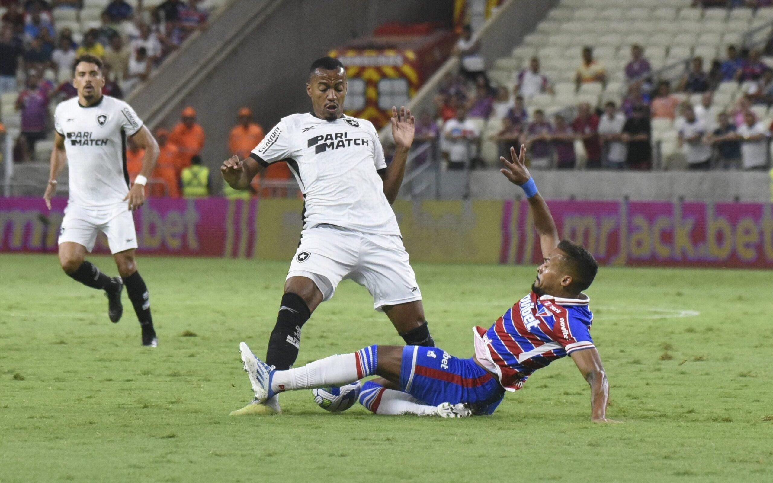 Jogadores do Botafogo ficam na bronca com árbitro por encerrar jogo antes  de falta e geram confusão; veja! - Lance!