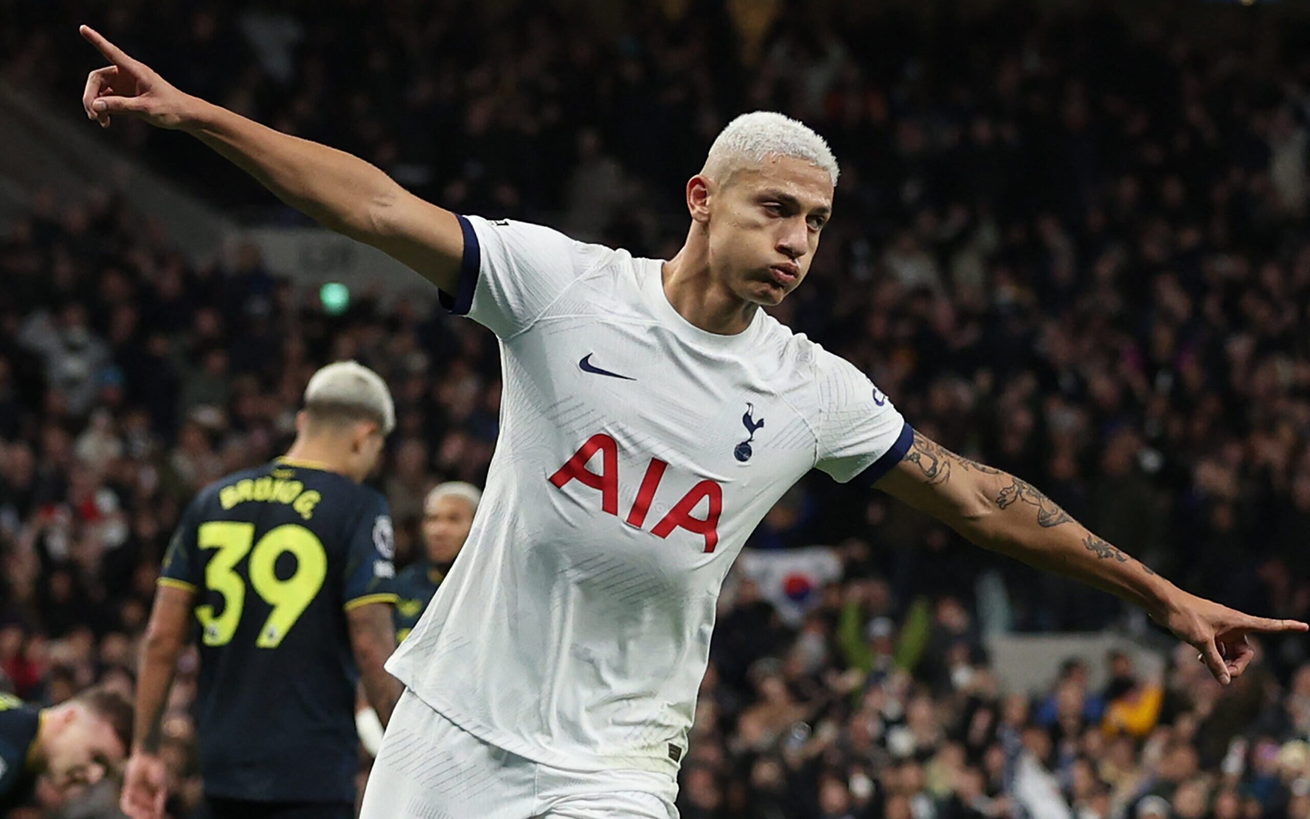 Premier League: Tottenham vence Luton com 1 a menos e assume liderança