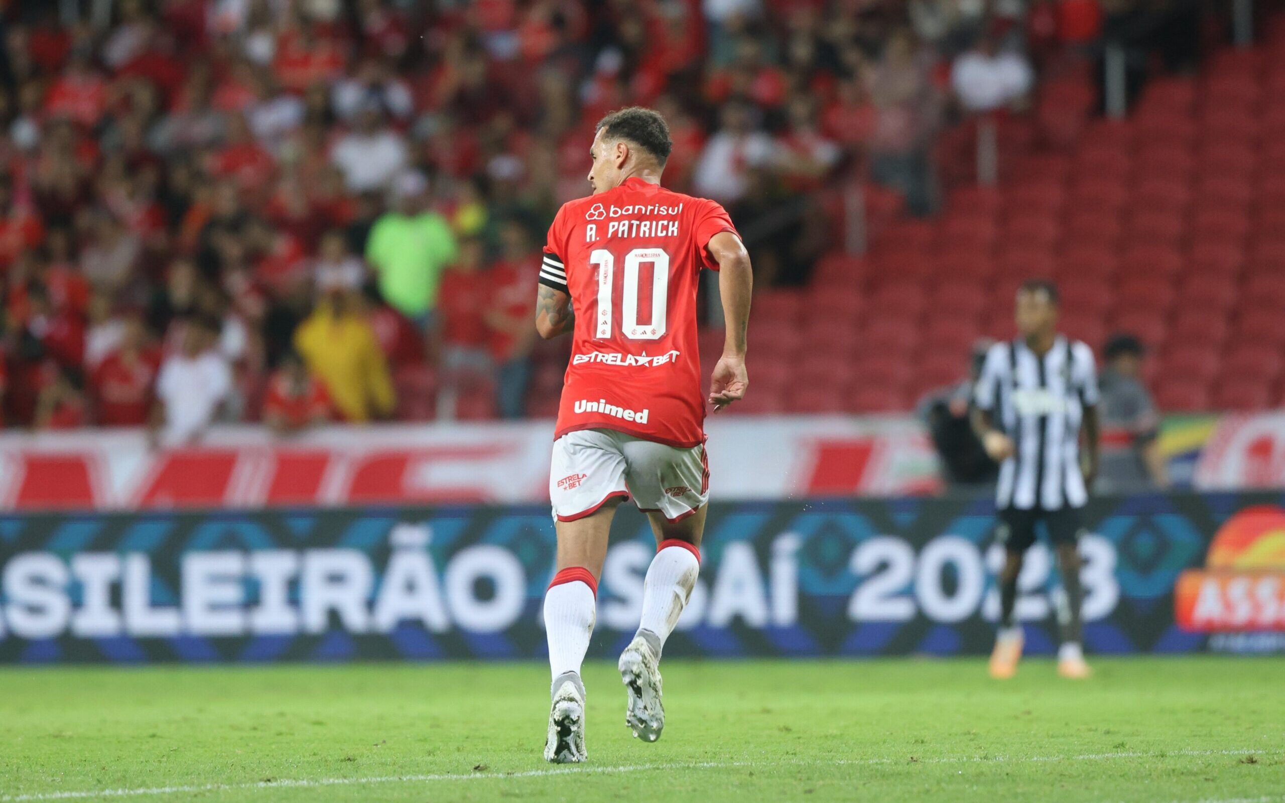 Em jogo com 3 gols anulados, Santos e Inter ficam no 0 x 0