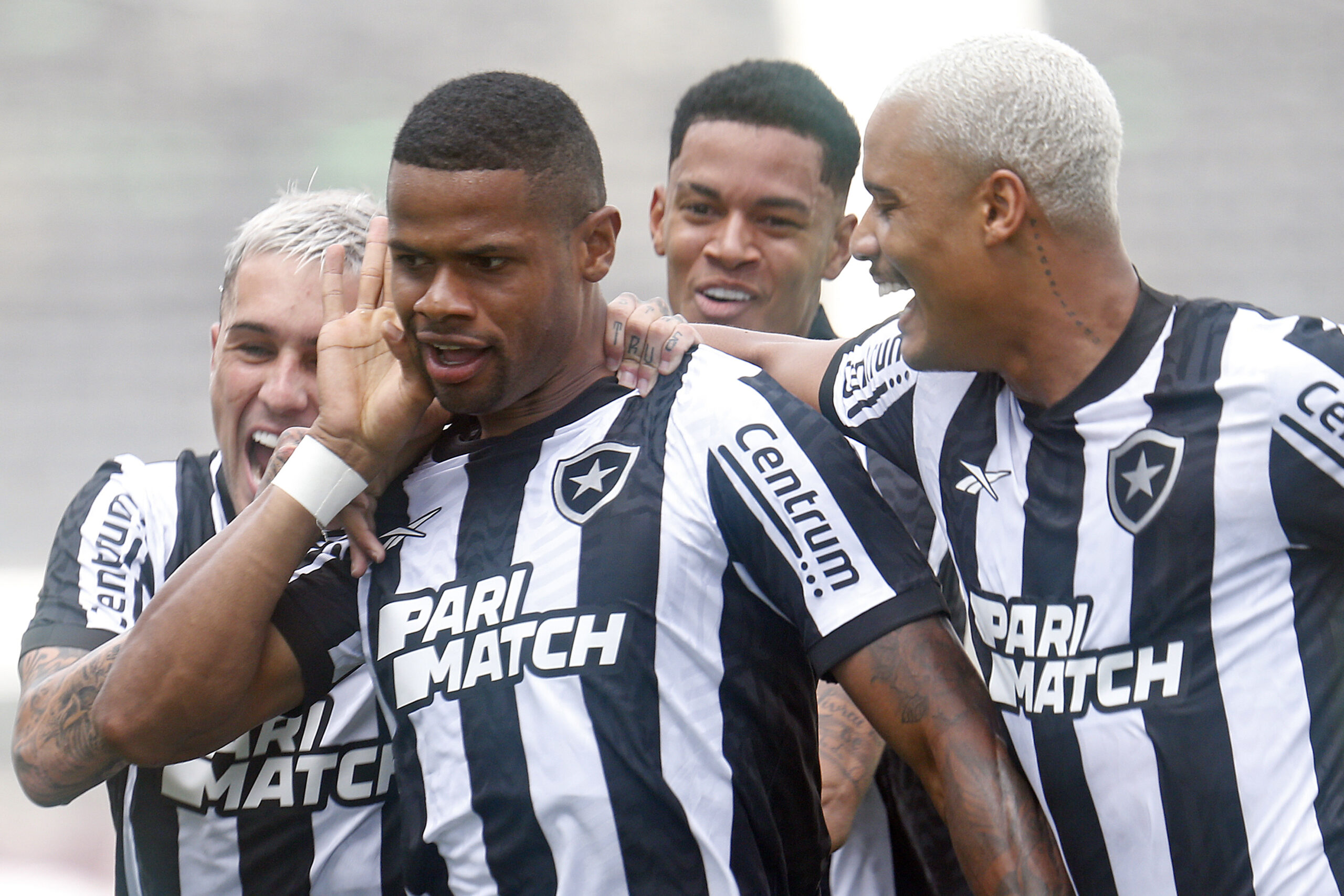 Botafogo vence o Bangu e assume a liderança provisória