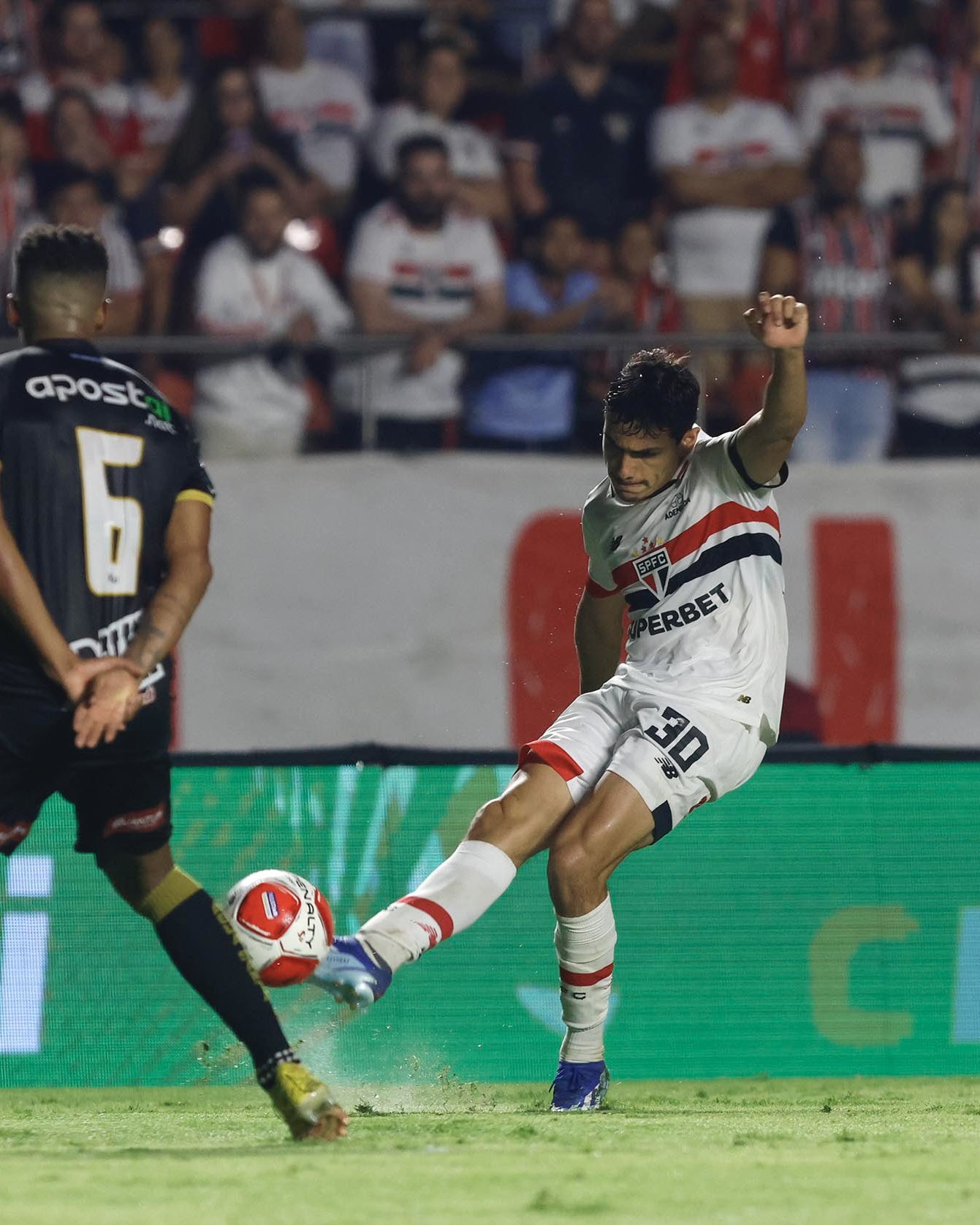 Moreira aproveita parceria com Rafinha e ‘fura fila’ no São Paulo