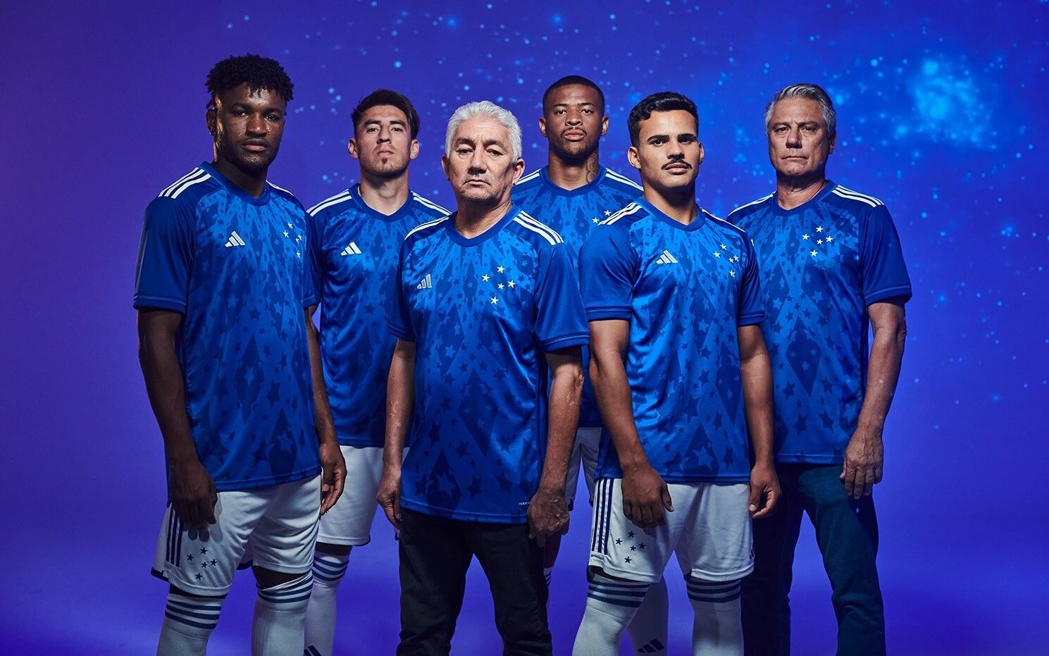 Após vazamento, Cruzeiro lança oficialmente uniforme da temporada 2024 -  Lance!