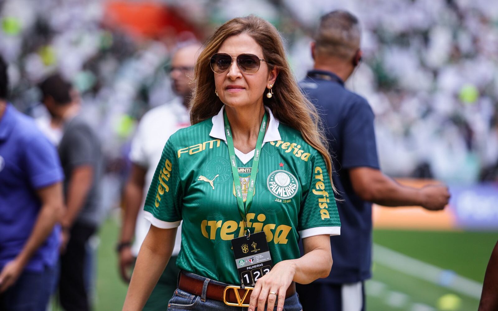 Leila Pereira fecha acordo exclusivo com patrocinador do Palmeiras, irritando oposição.