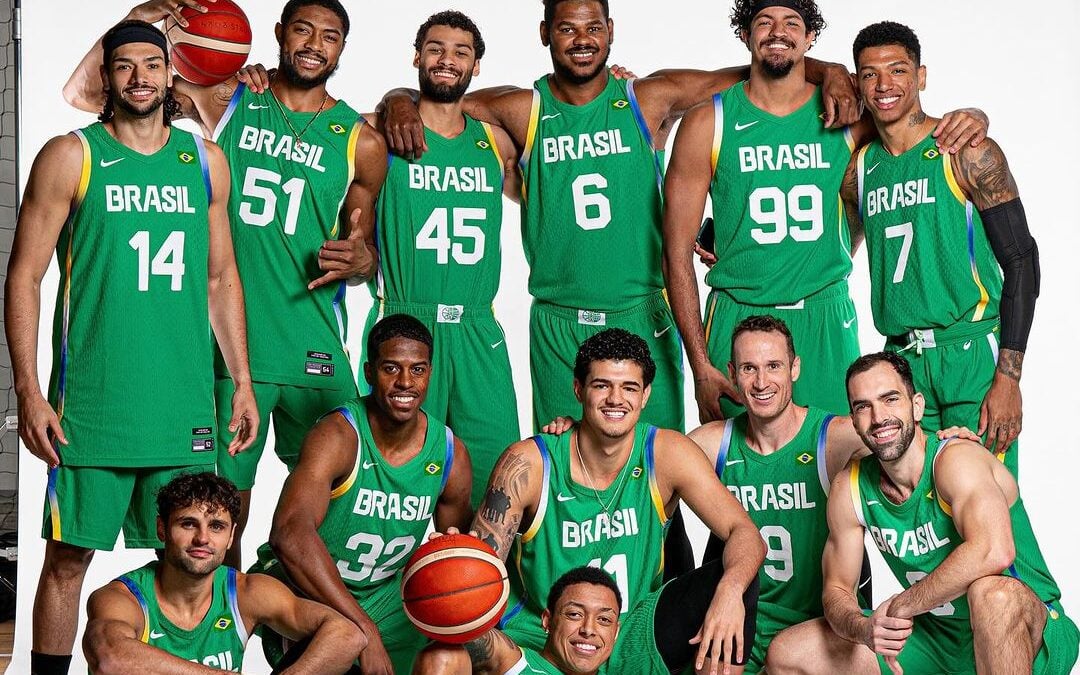 Foto oficial do elenco da seleção brasileira masculina de basquete nas Olimpíadas de Paris 2024