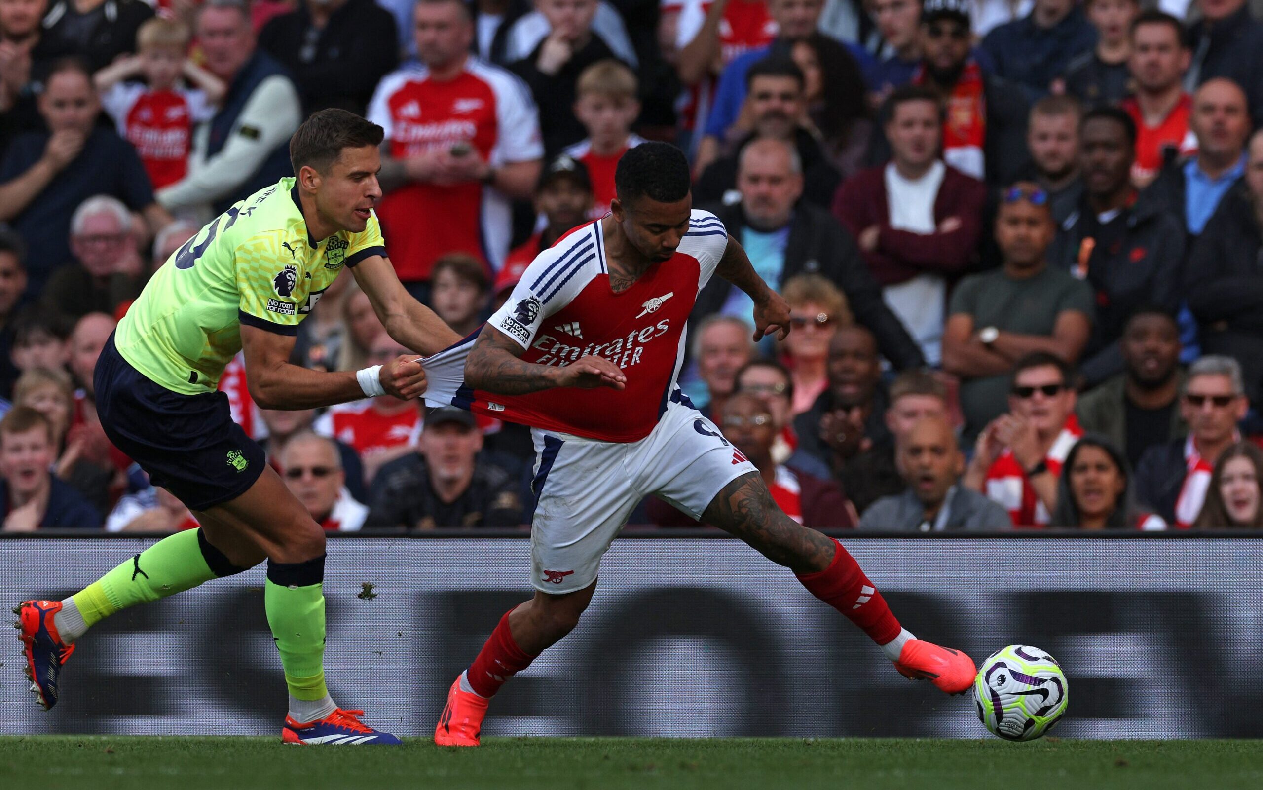 Gabriel Jesus é titular, Arsenal vira partida e segue na caça ao líder