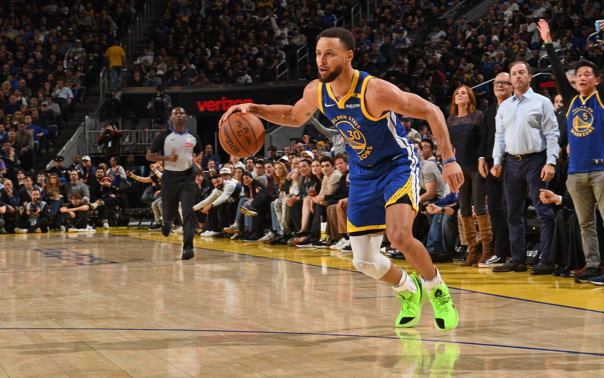 NBANike GoldenState Warriors ステファンカリーXXL Curry realiza cesta absurda em vitória do Warriors; veja