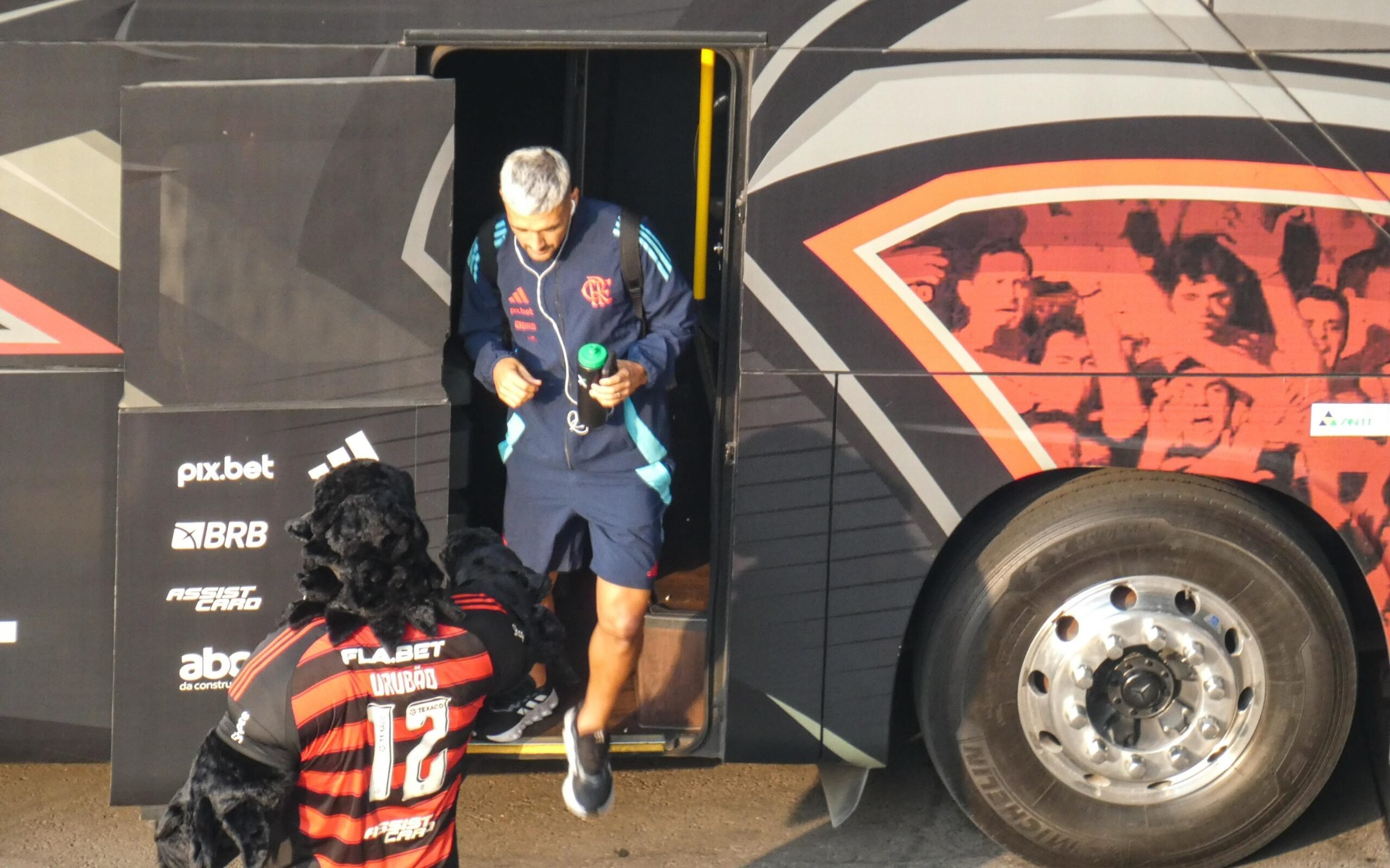Arrascaeta, do Flamengo, chegando no Maracanã (Foto: Lucas Bayer/Lance!)