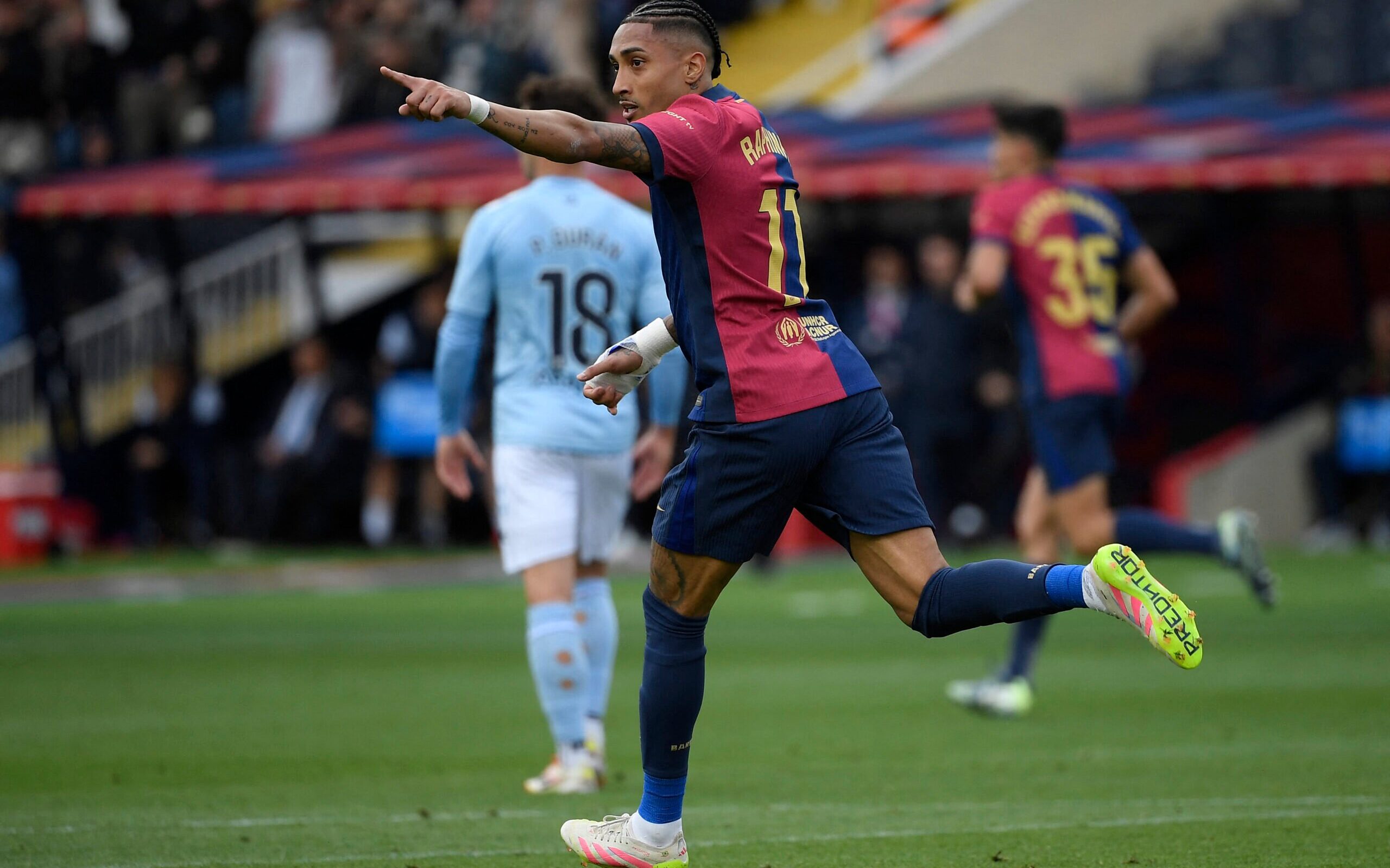 Com assistência e dois gols de Raphinha, Barcelona vira jogo