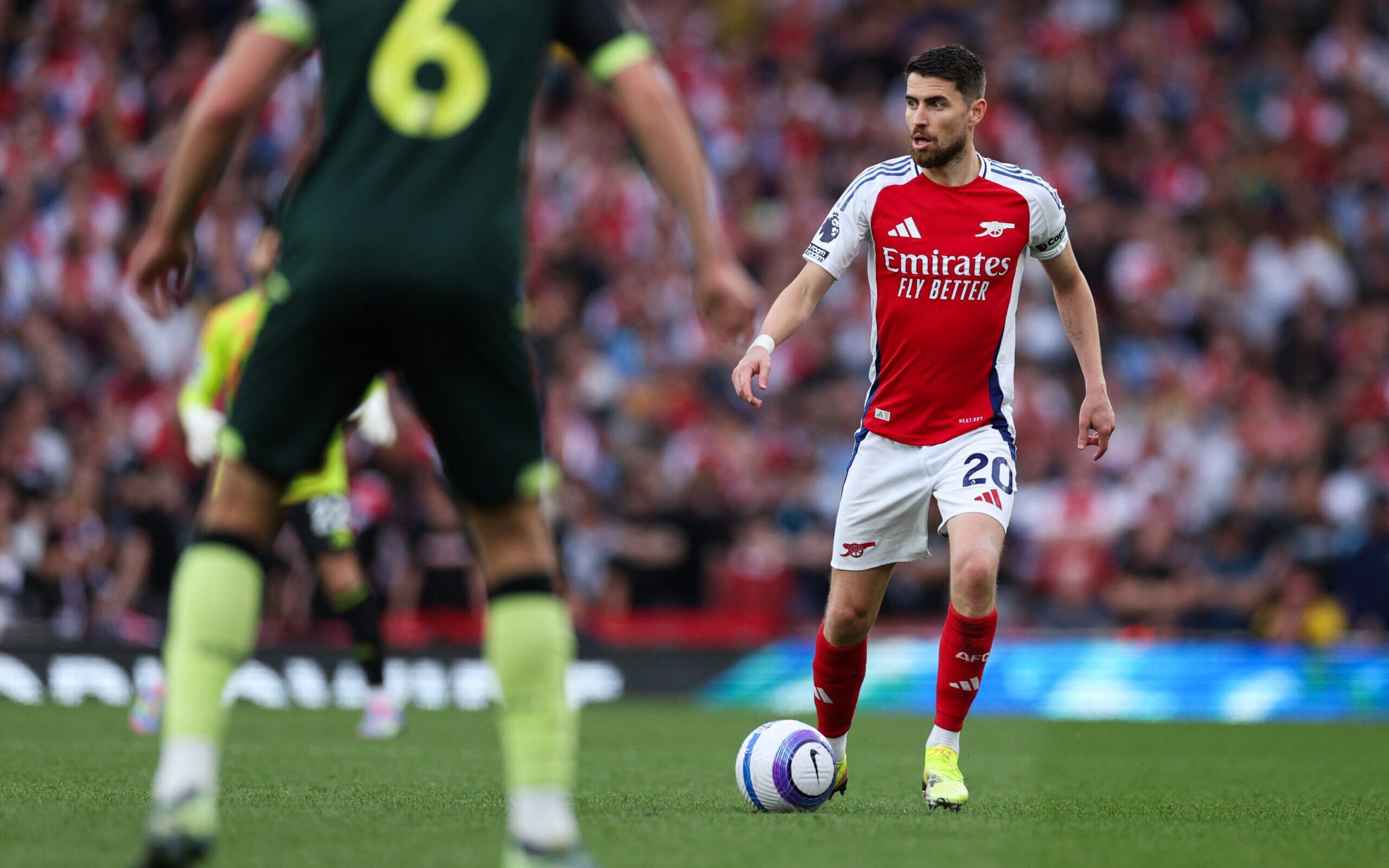 Jorginho, alvo do Flamengo, deixa jogo do Arsenal com problema